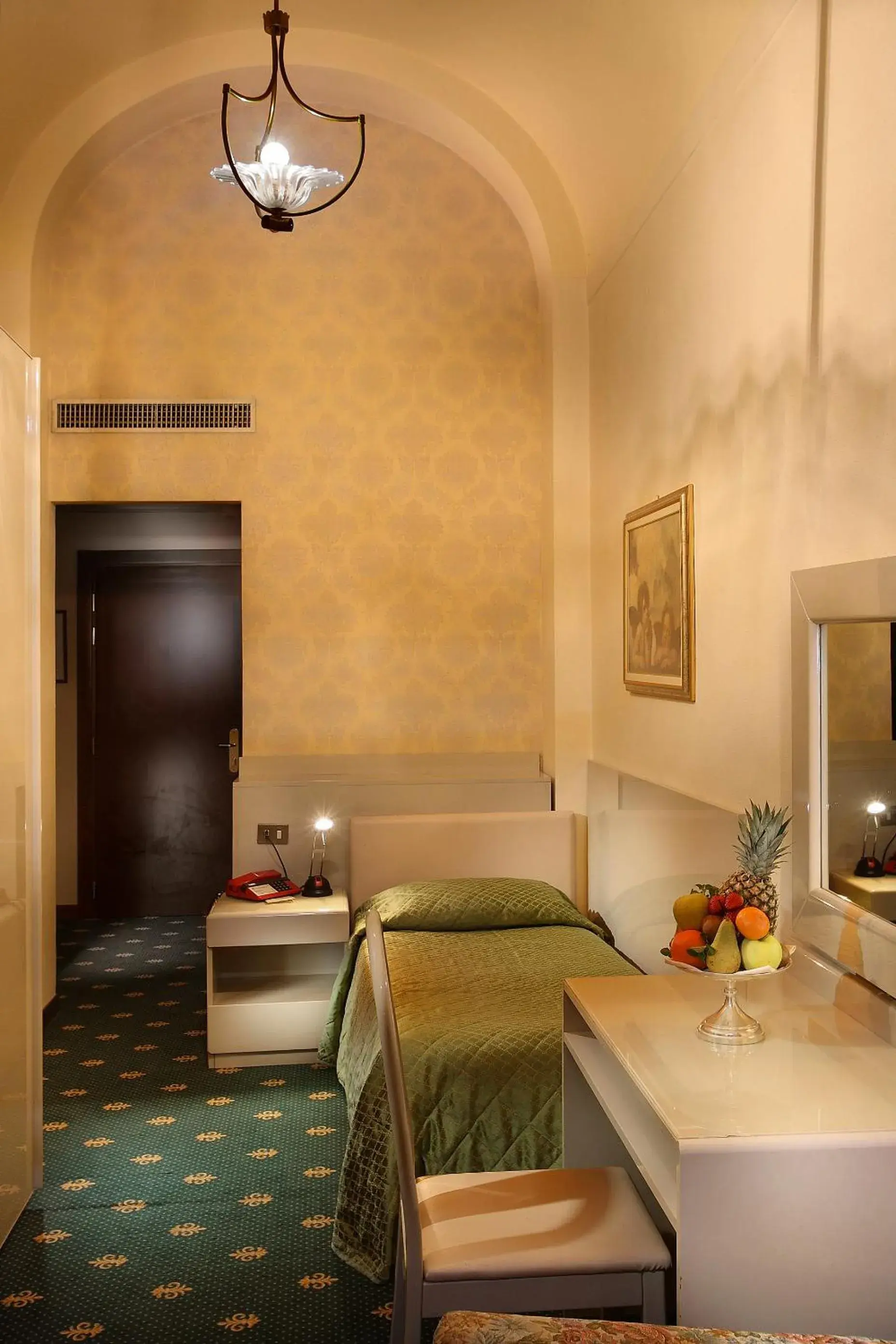 Bedroom, Bed in Grand Hotel Plaza & Locanda Maggiore