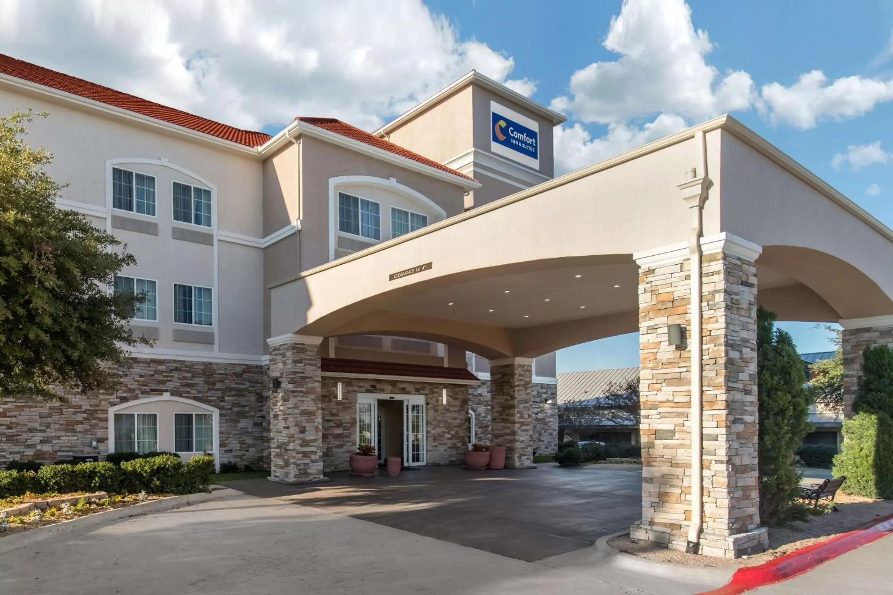 Property building in Comfort Inn & Suites Cedar Hill Duncanville Property building in Comfort Inn & Suites Cedar Hill Duncanville