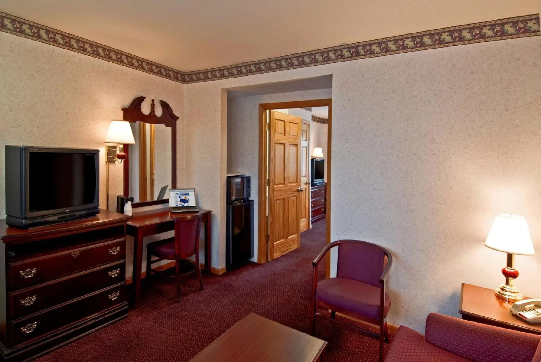 Living room, TV/Entertainment Center in Americas Best Value Inn & Suites Waukegan Gurnee