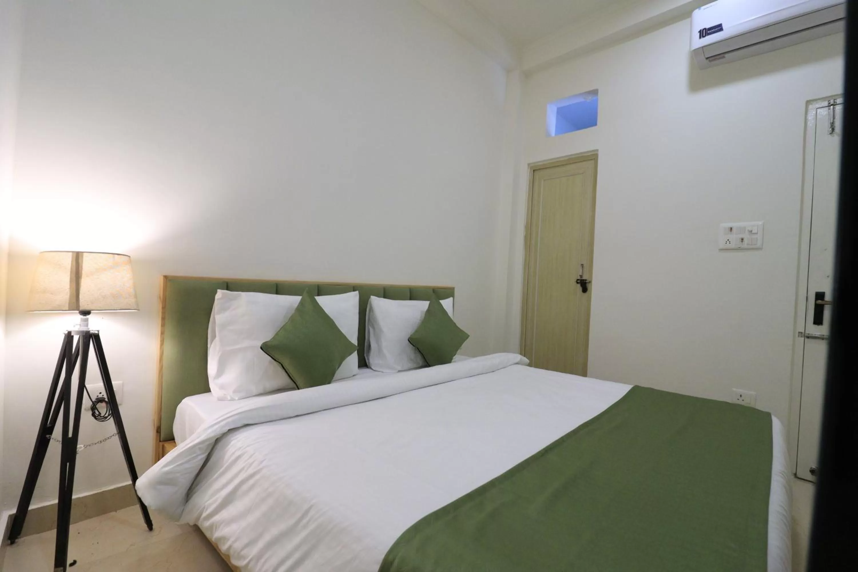 Bed in Around Stays Rishikesh, Tapovan