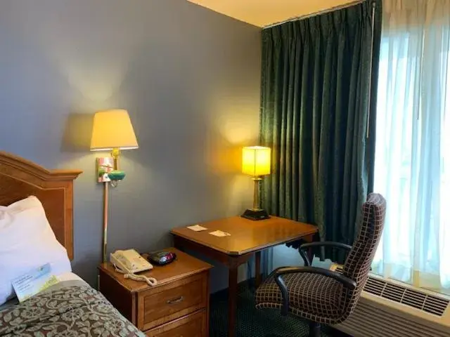 Bed in Days Inn by Wyndham Jonesboro AR