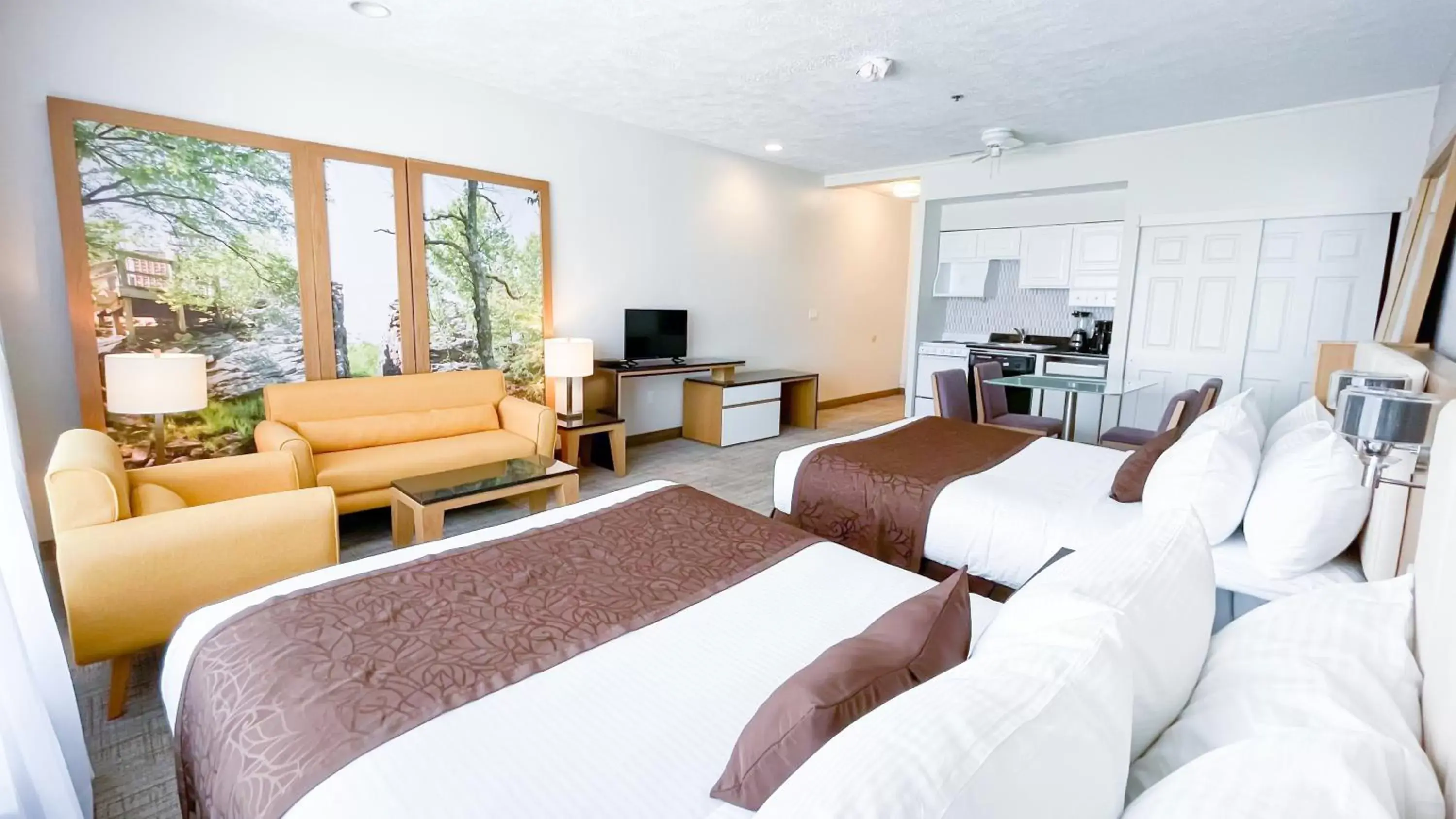 Bedroom, Seating Area in Split Rock Resort