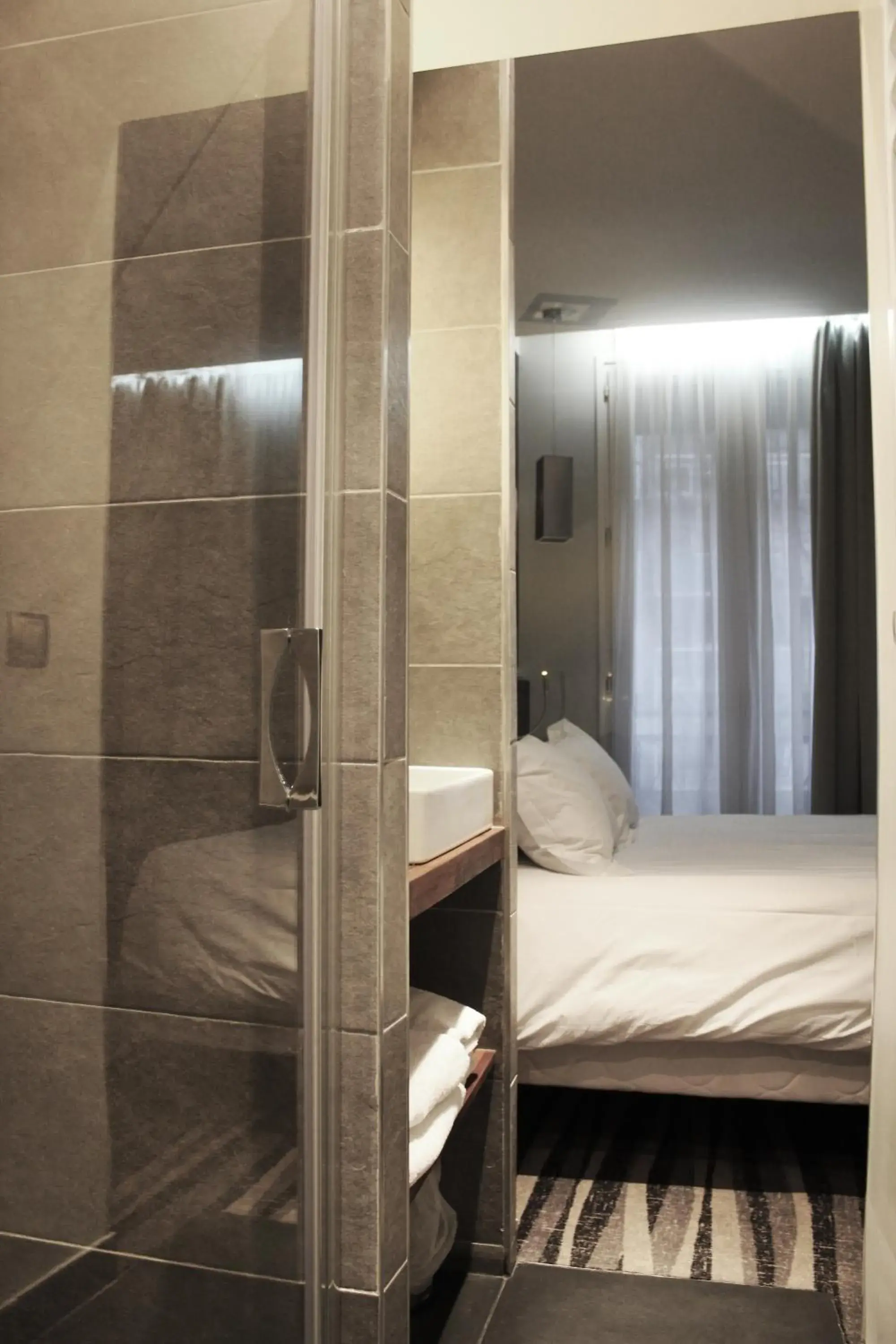 Bed, Bathroom in Hôtel Lumières Montmartre Paris