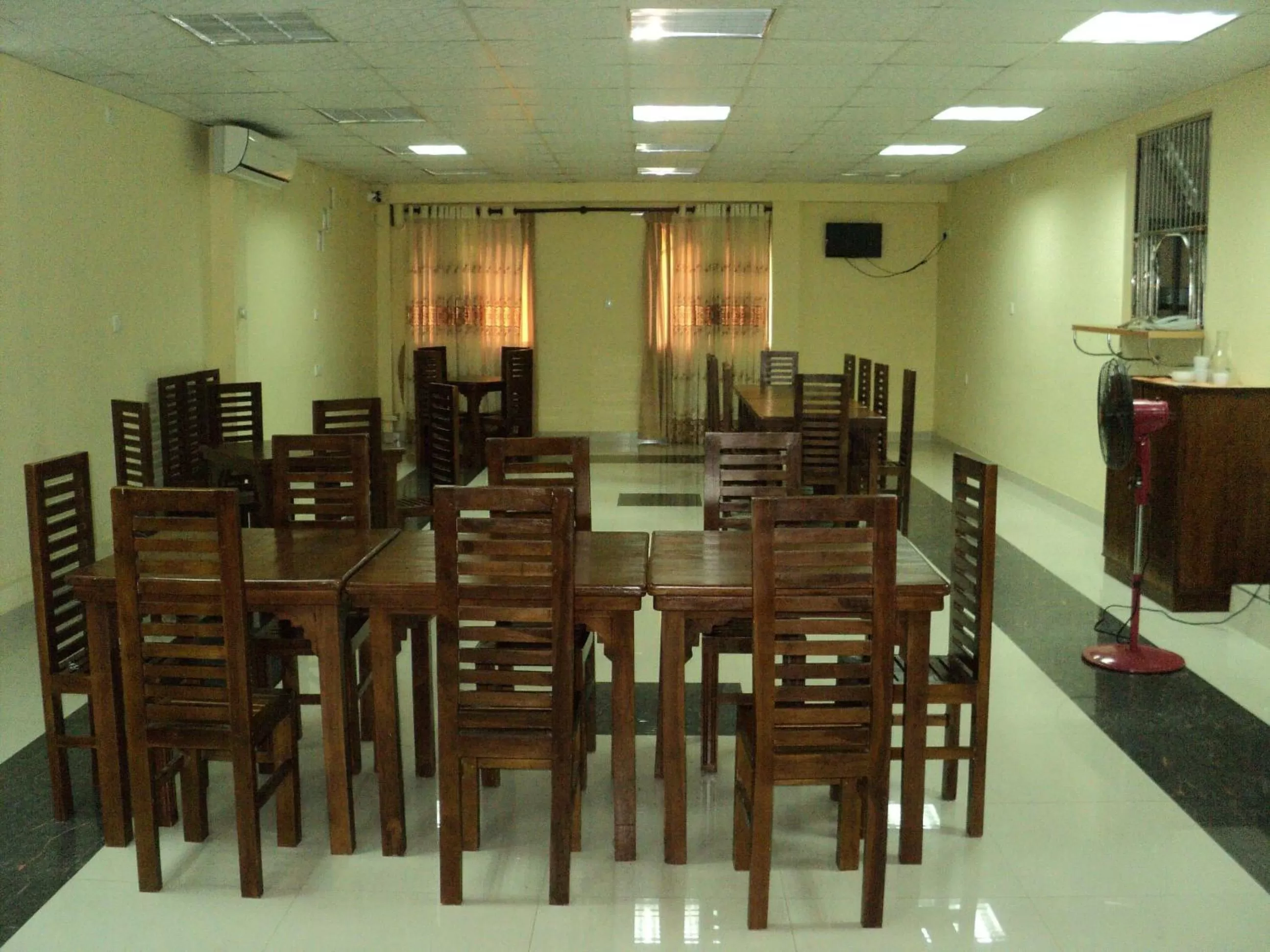 Restaurant/places to eat in Yal's Town Inn