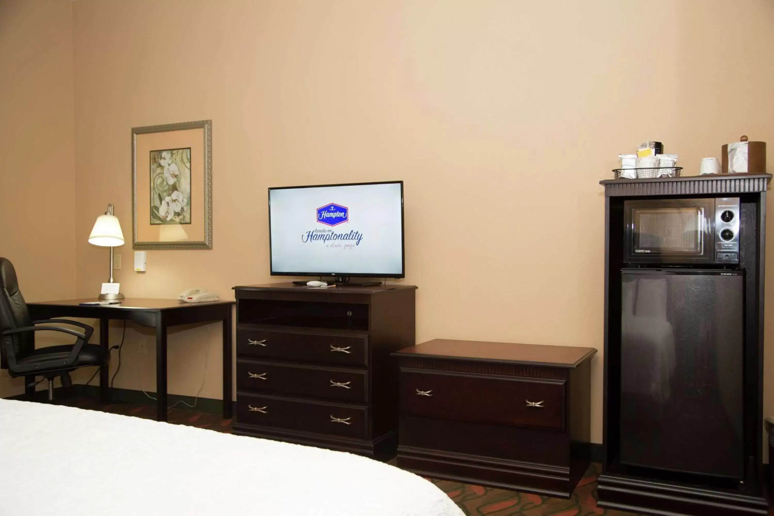 Bedroom, TV/Entertainment Center in Hampton Inn & Suites Houston Rosenberg