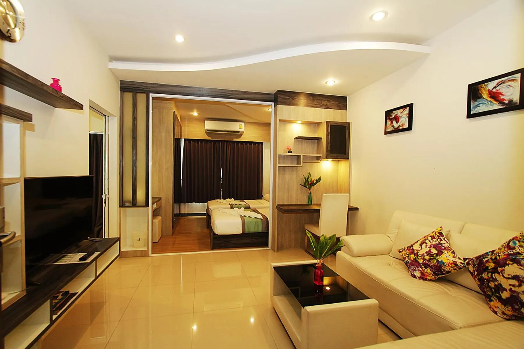 Photo of the whole room, Bed in The Contrast i Hotel