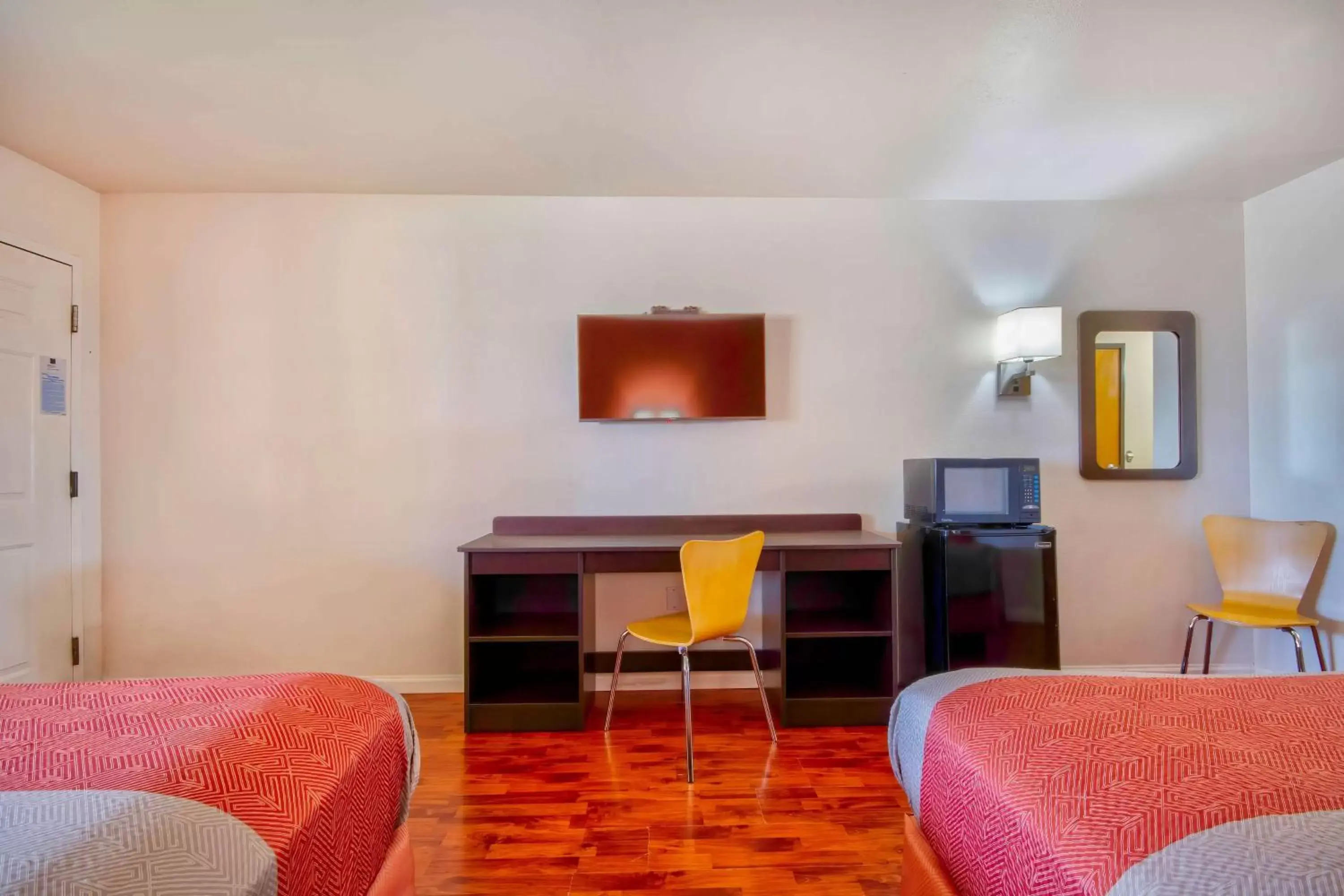 Bedroom, TV/Entertainment Center in Motel 6-Santa Nella, CA - Los Banos