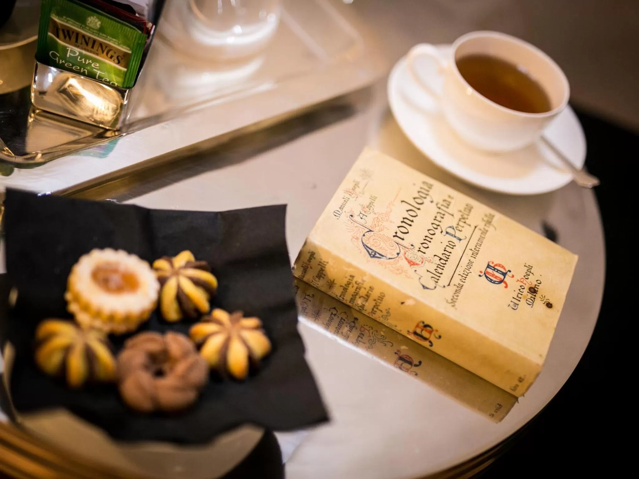 Decorative detail in Minerva Relais