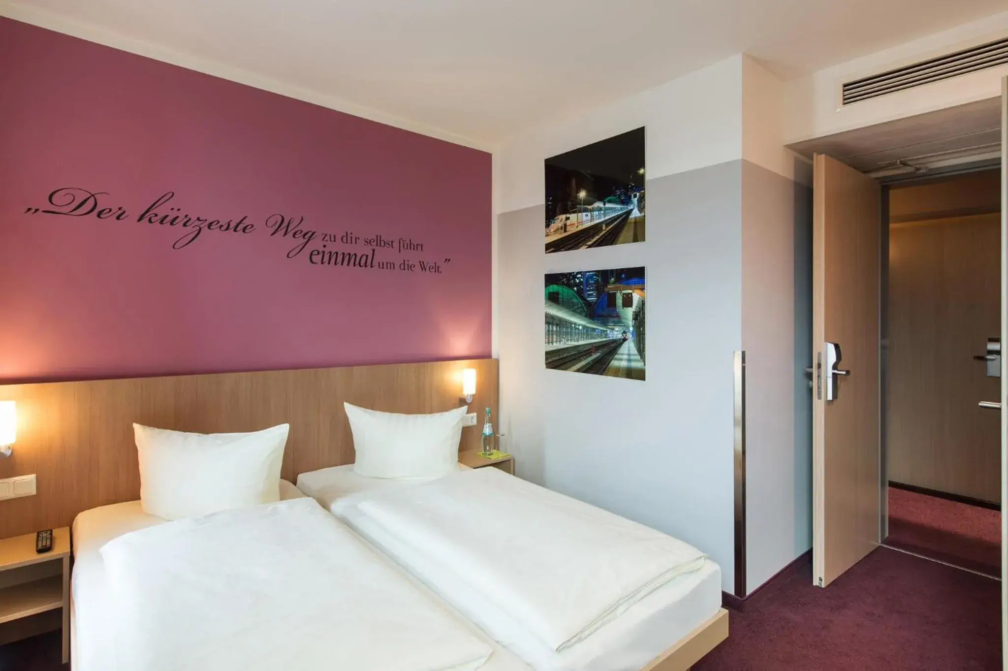 Photo of the whole room, Bed in Hotel Mainstation