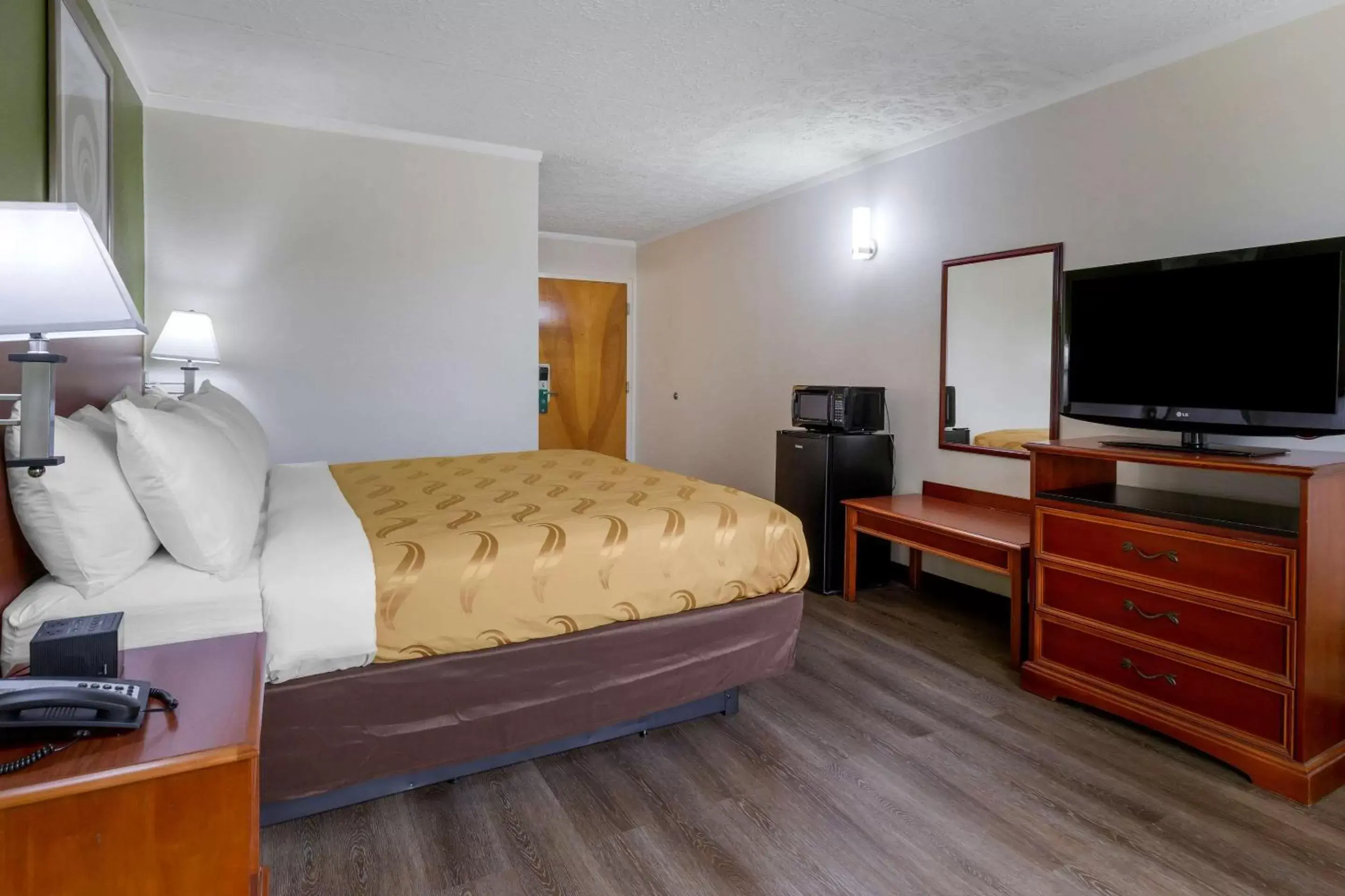 Bedroom, Bed in Quality Inn - Roxboro South