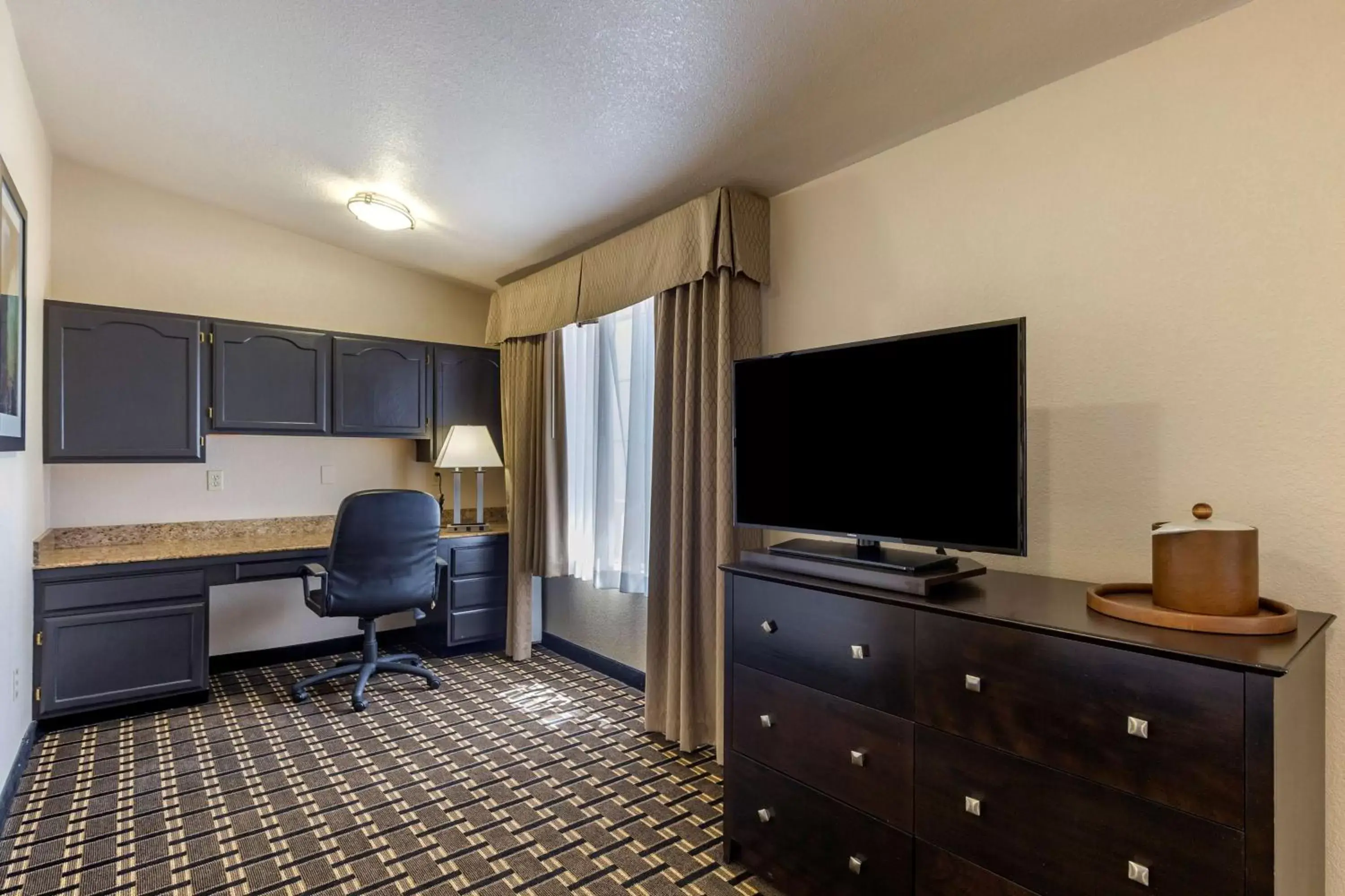 Bedroom, TV/Entertainment Center in Best Western Plus Las Vegas West