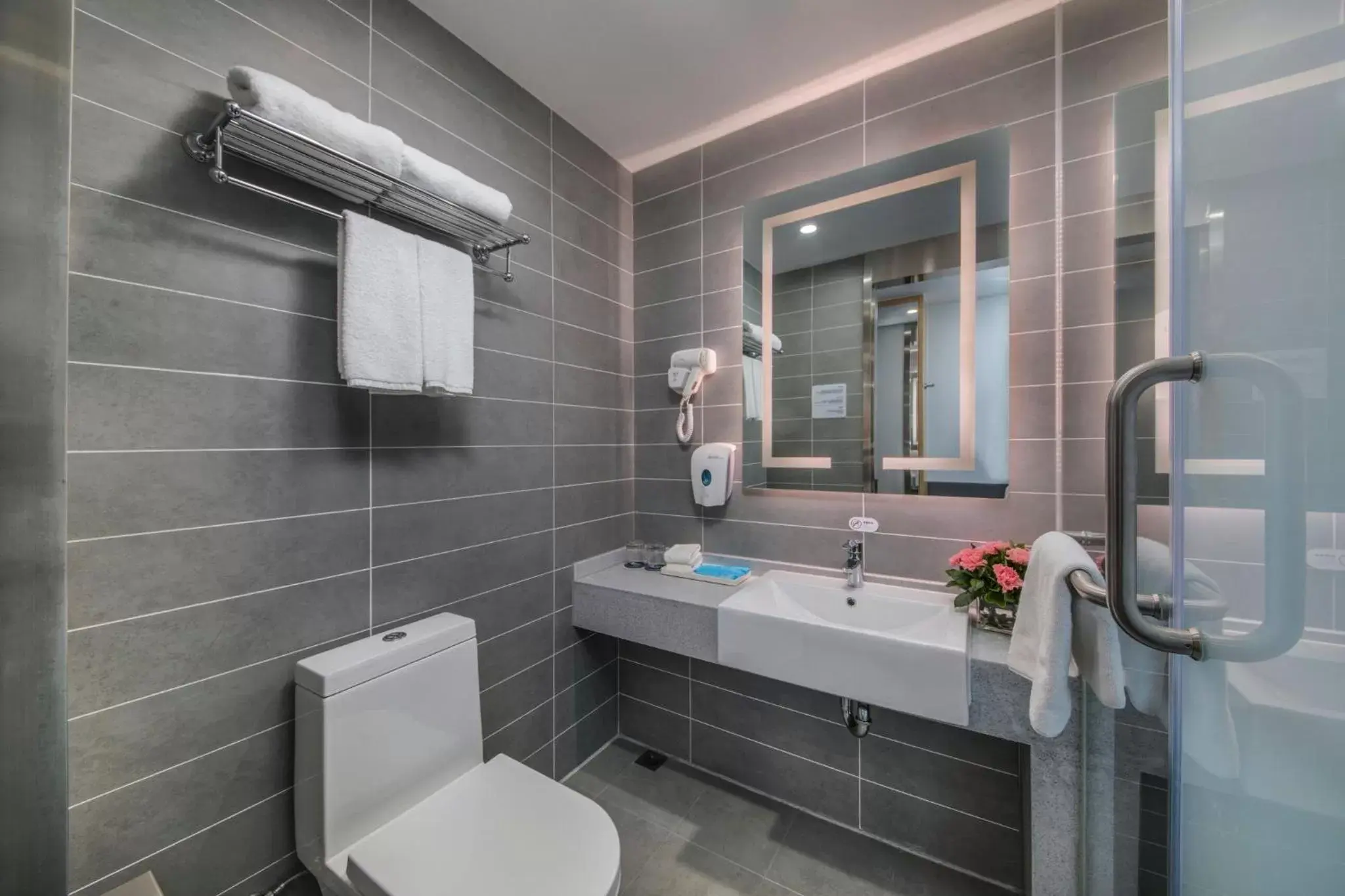 Photo of the whole room, Bathroom in Holiday Inn Express - Yantai YEDA, an IHG Hotel