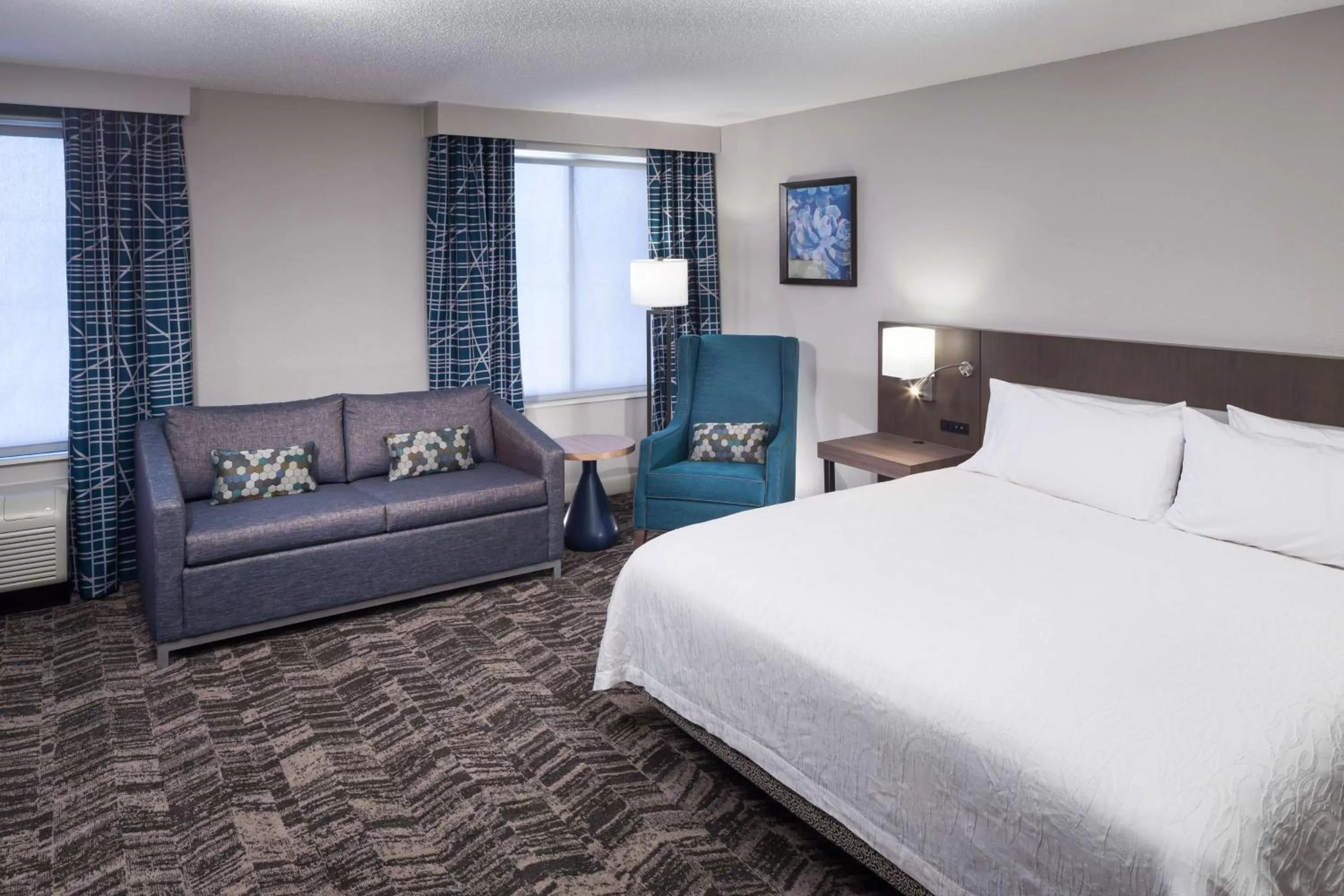 Living room, Bed in Hilton Garden Inn Savannah Airport