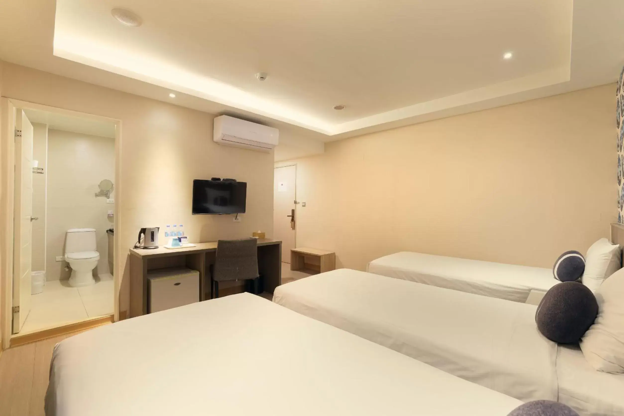 Breakfast, Bed in TC Hotel - Hualien Zhongxiao