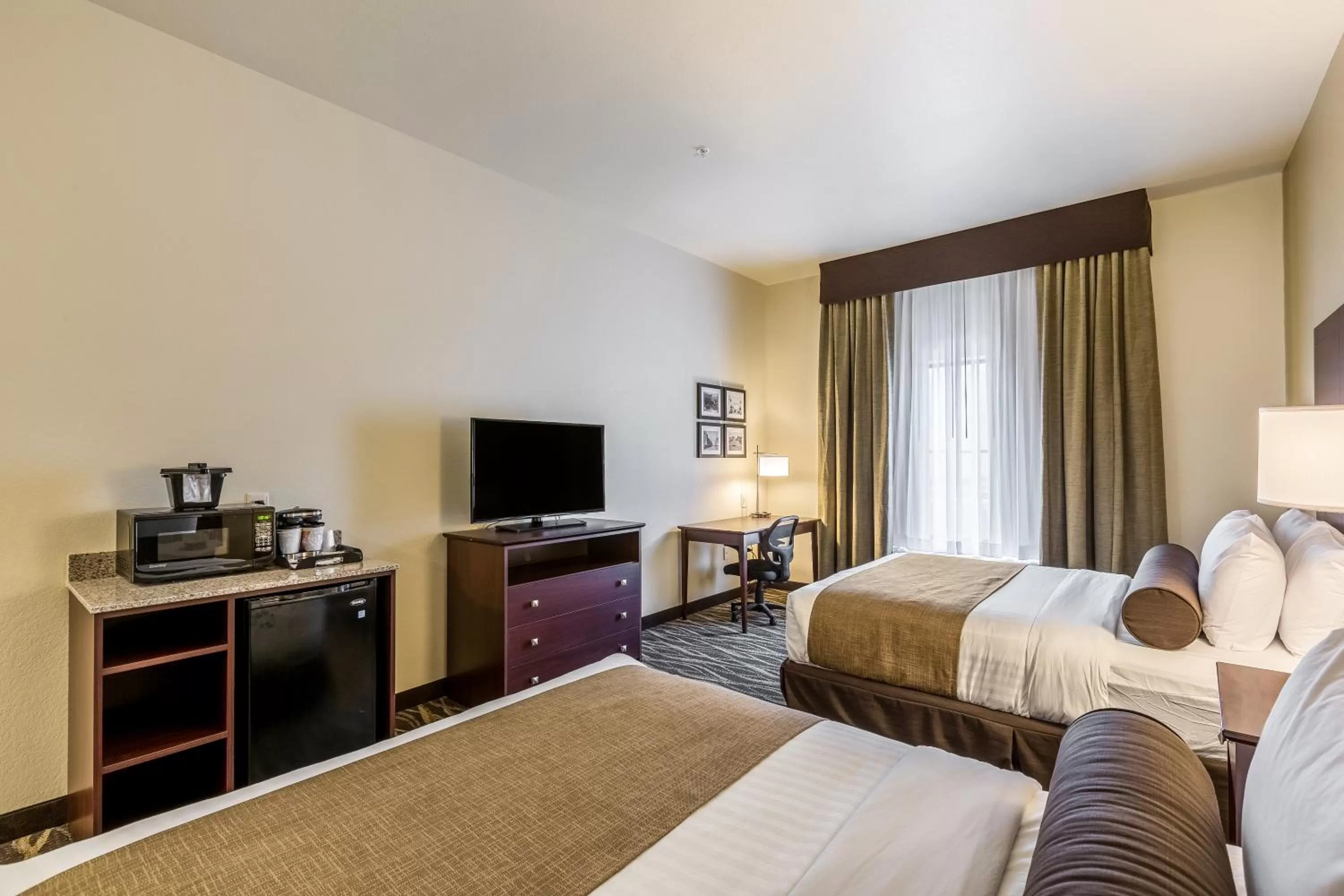 TV and multimedia, Bed in Cobblestone Inn & Suites - Menomonie/UW-Stout