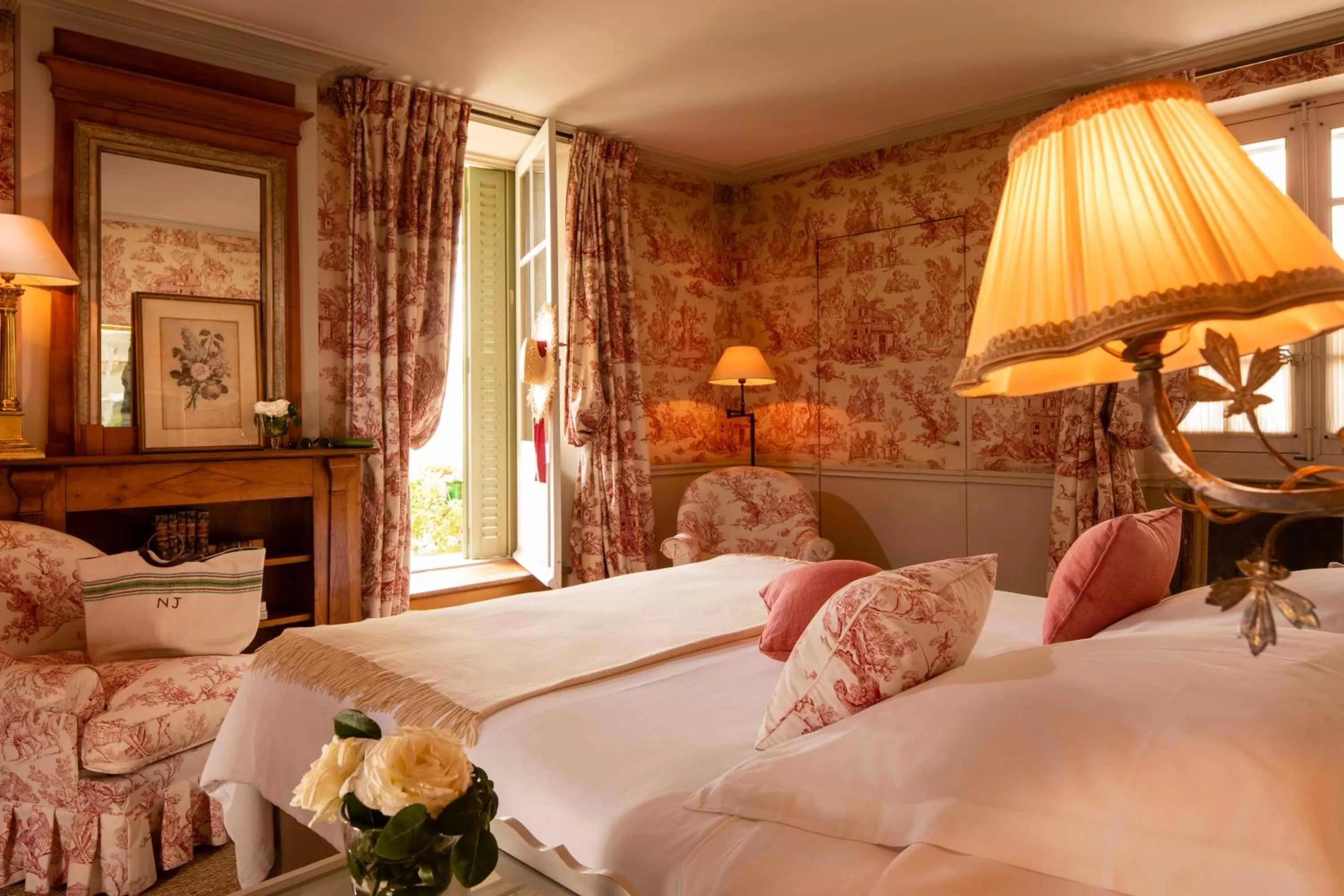 Photo of the whole room, Bed in La Mirande