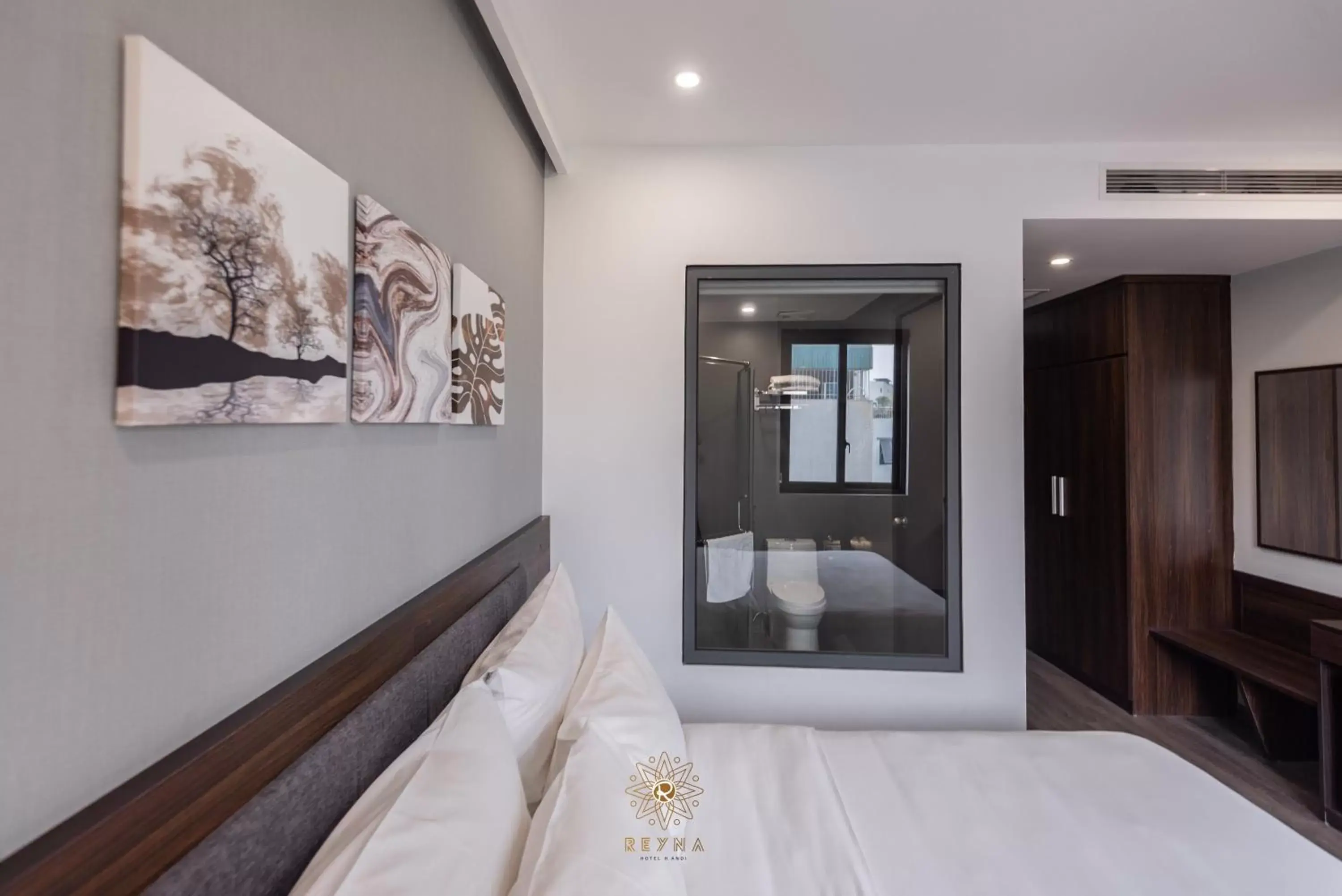 Bed in Reyna Hotel Hanoi & Spa Bed in Reyna Hotel Hanoi & Spa