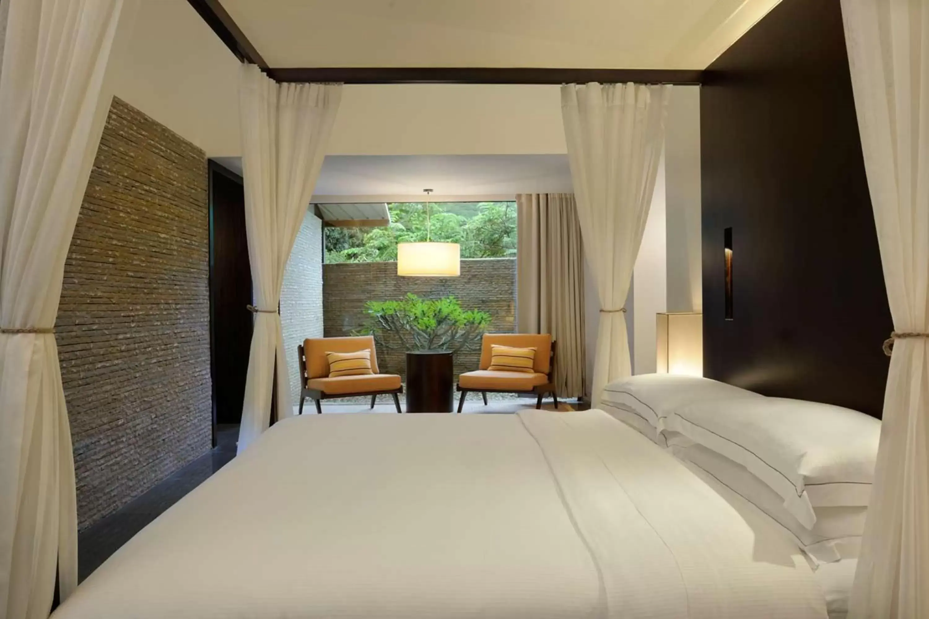 Bed in Hilton Shillim Estate Retreat and Spa