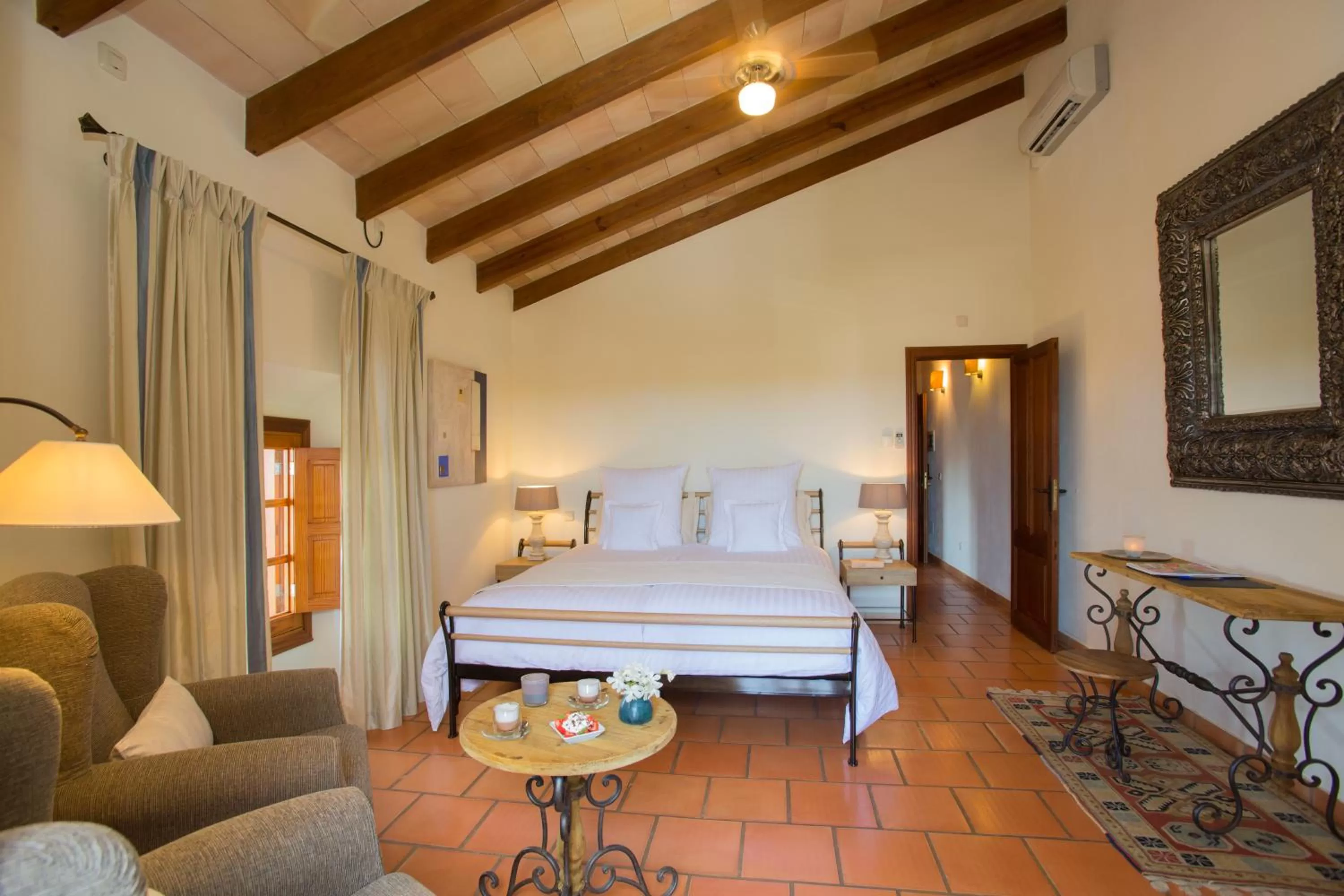 Photo of the whole room, Bed in Casa Font i Roig