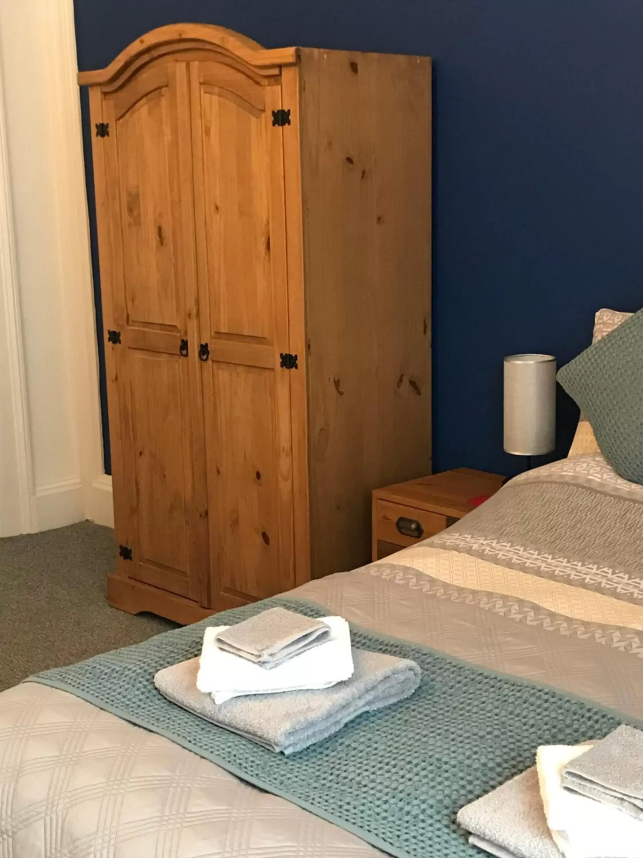 wardrobe, Bed in The Tavistock Inn