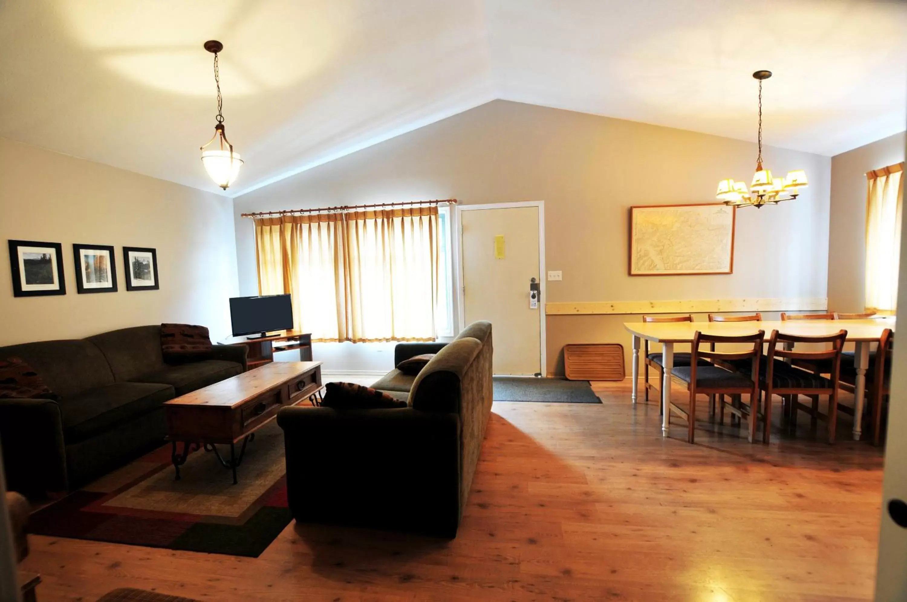 Dining area, Seating Area in Manning Park Resort