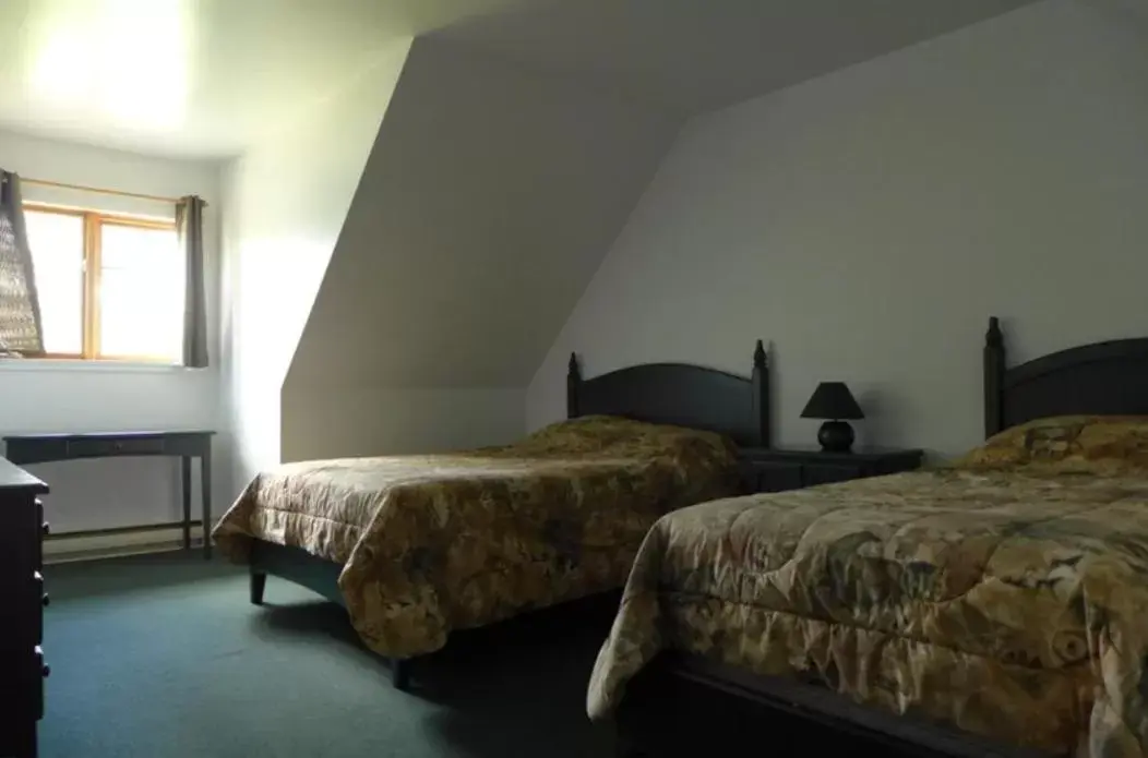 Bedroom, Bed in Camp Taureau - Altaï Canada