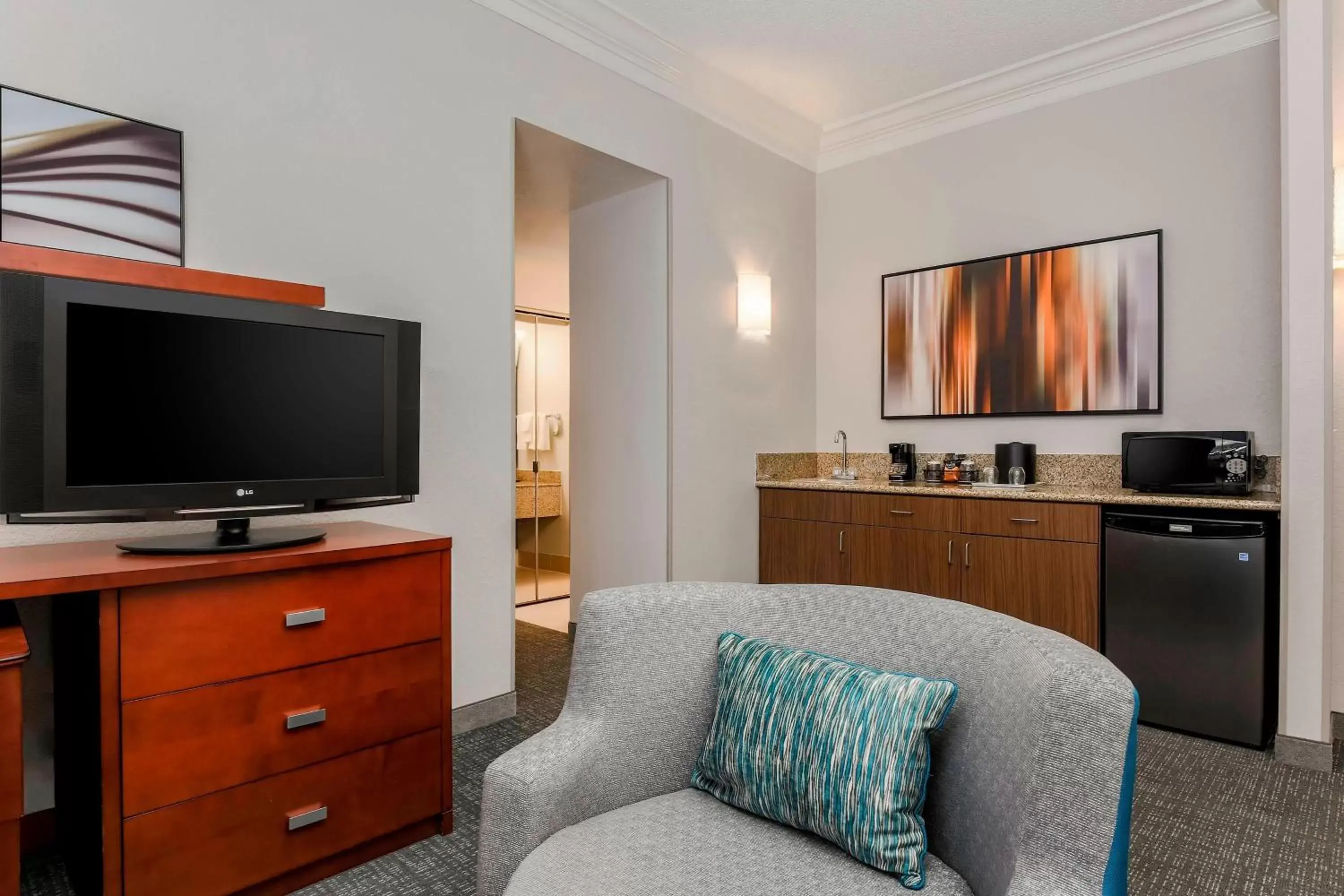 Bedroom, TV/Entertainment Center in Courtyard by Marriott Orlando Lake Mary North