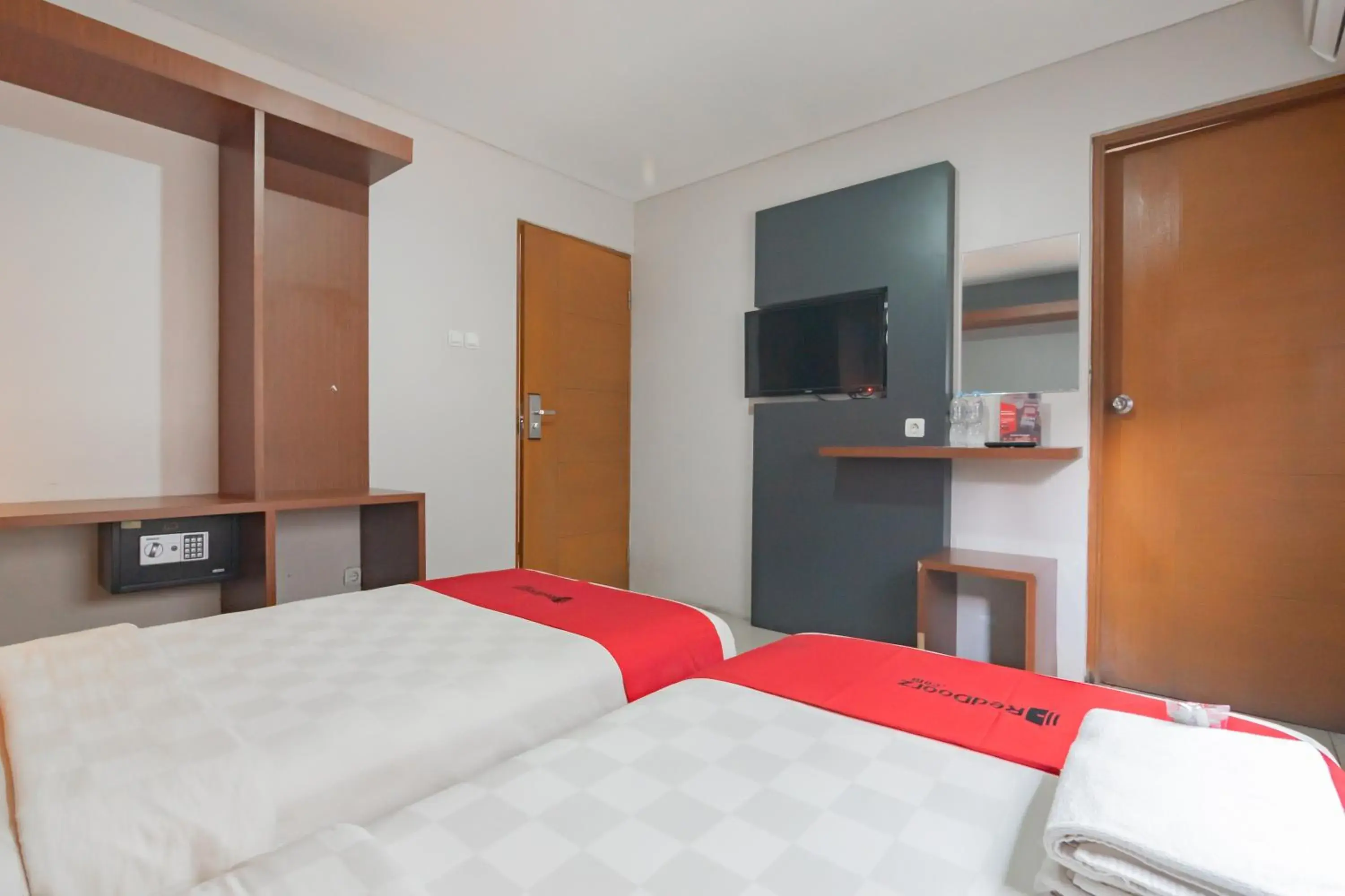 Bedroom, Bed in RedDoorz Plus @ Dago Pojok 3 Bedroom, Bed in RedDoorz Plus @ Dago Pojok 3