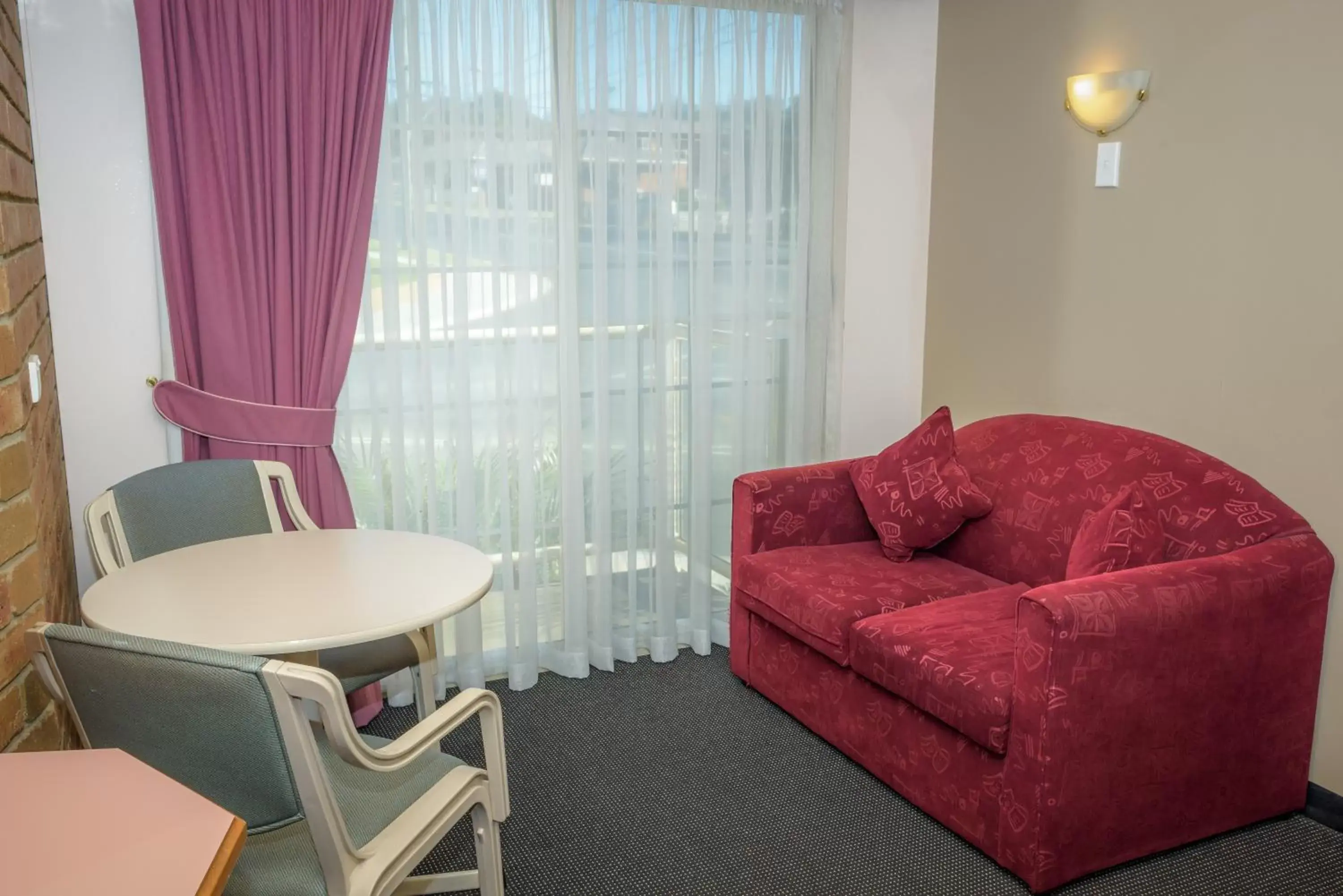 Living room, Seating Area in Sapphire Waters Motor Inn