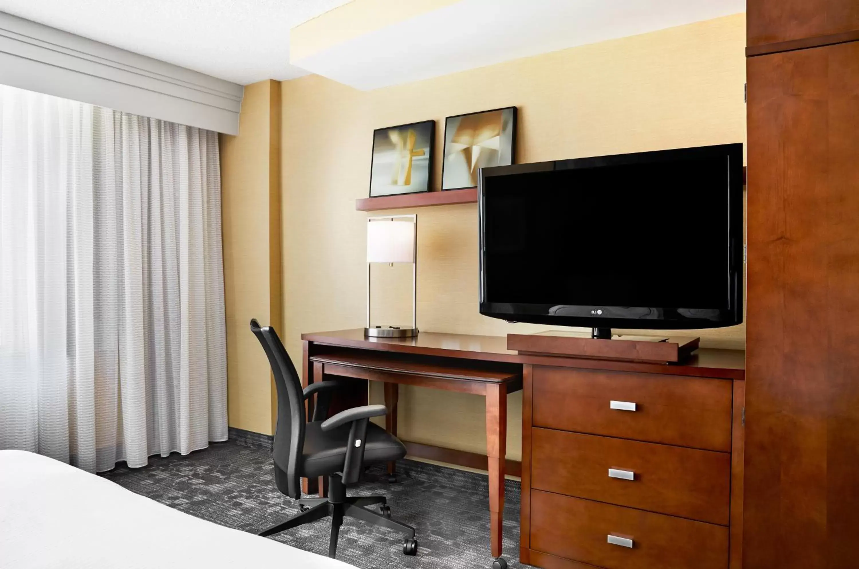 Photo of the whole room, TV/Entertainment Center in Courtyard by Marriott Jackson