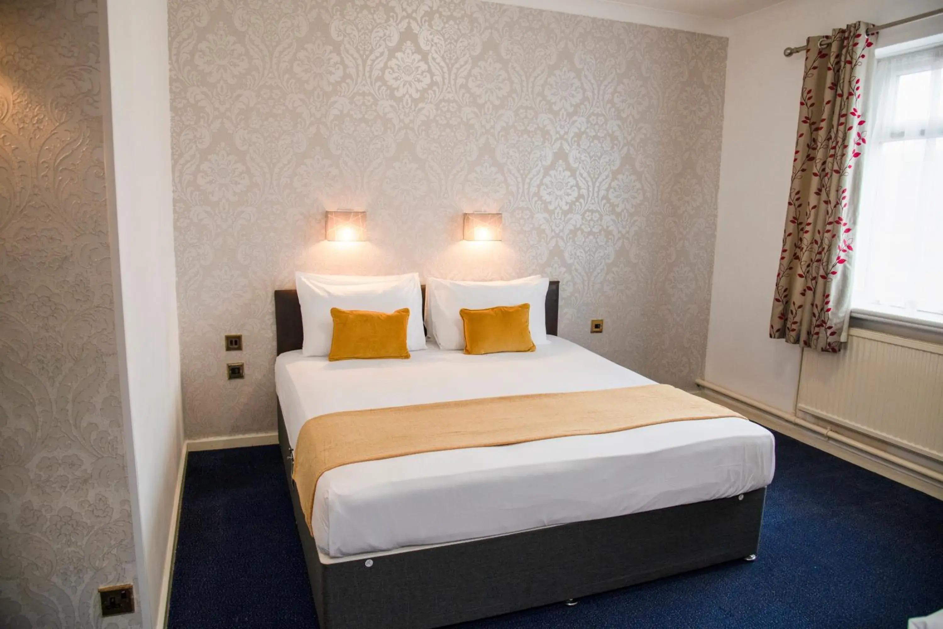 Property building, Bed in Hamlet Hotels Maidstone