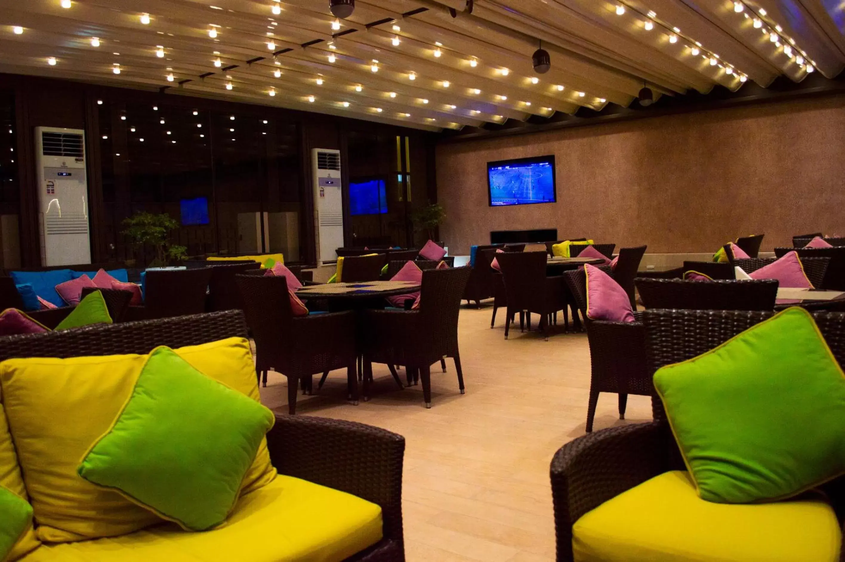 Lounge or bar in Crowne Plaza Jeddah by IHG Lounge or bar in Crowne Plaza Jeddah by IHG