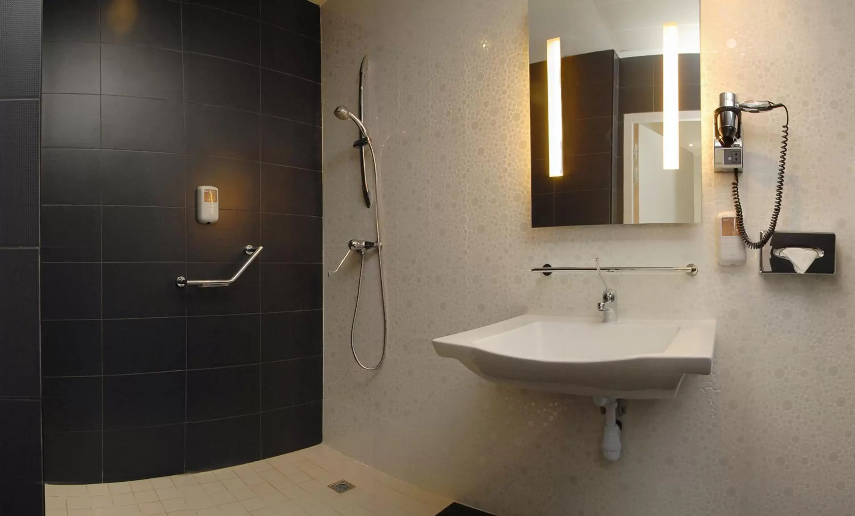 Bathroom in Kyriad Prestige Perpignan Centre del Mon