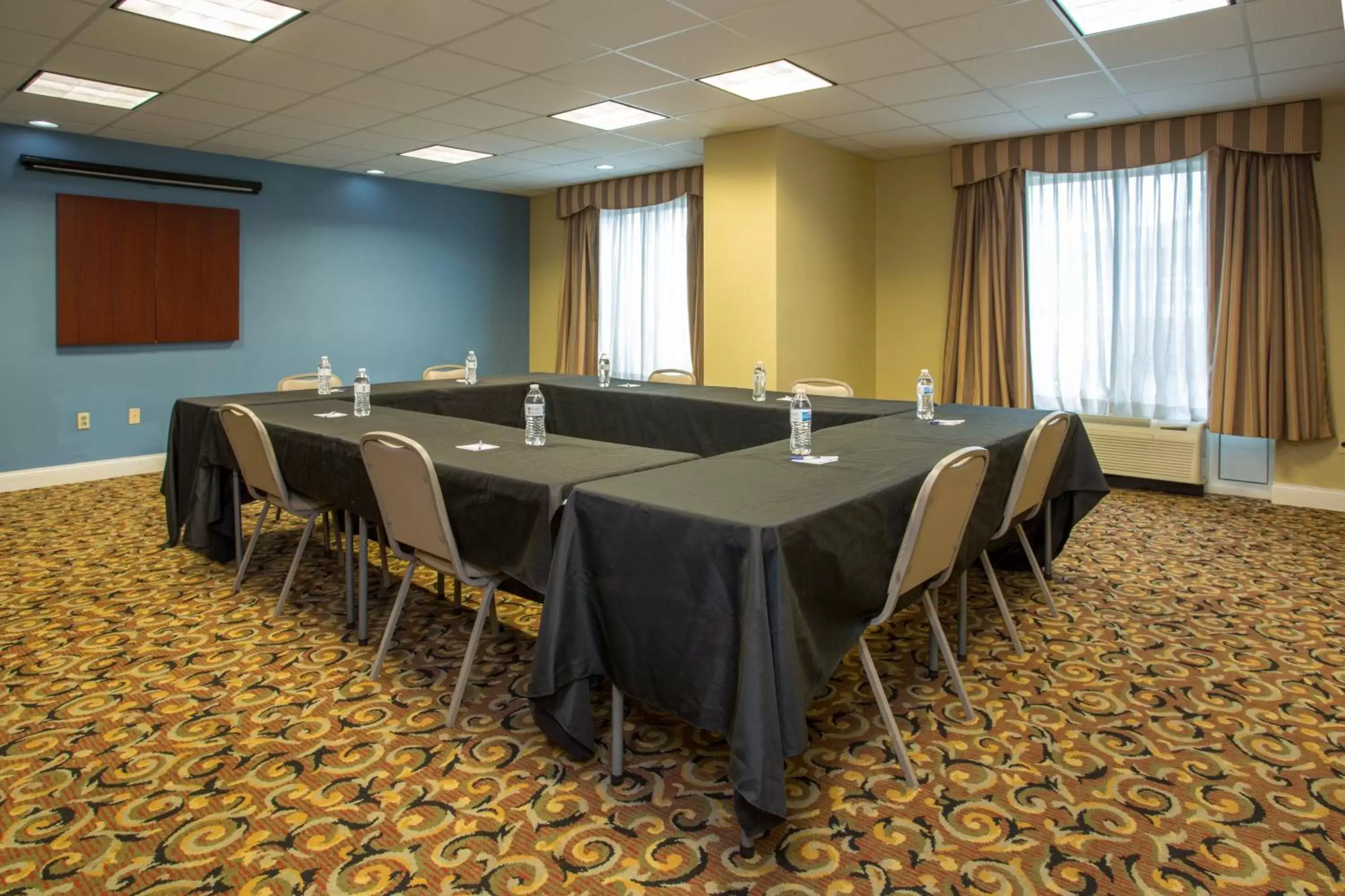 Meeting/conference room in Holiday Inn Express Hotel & Suites Richmond, an IHG Hotel