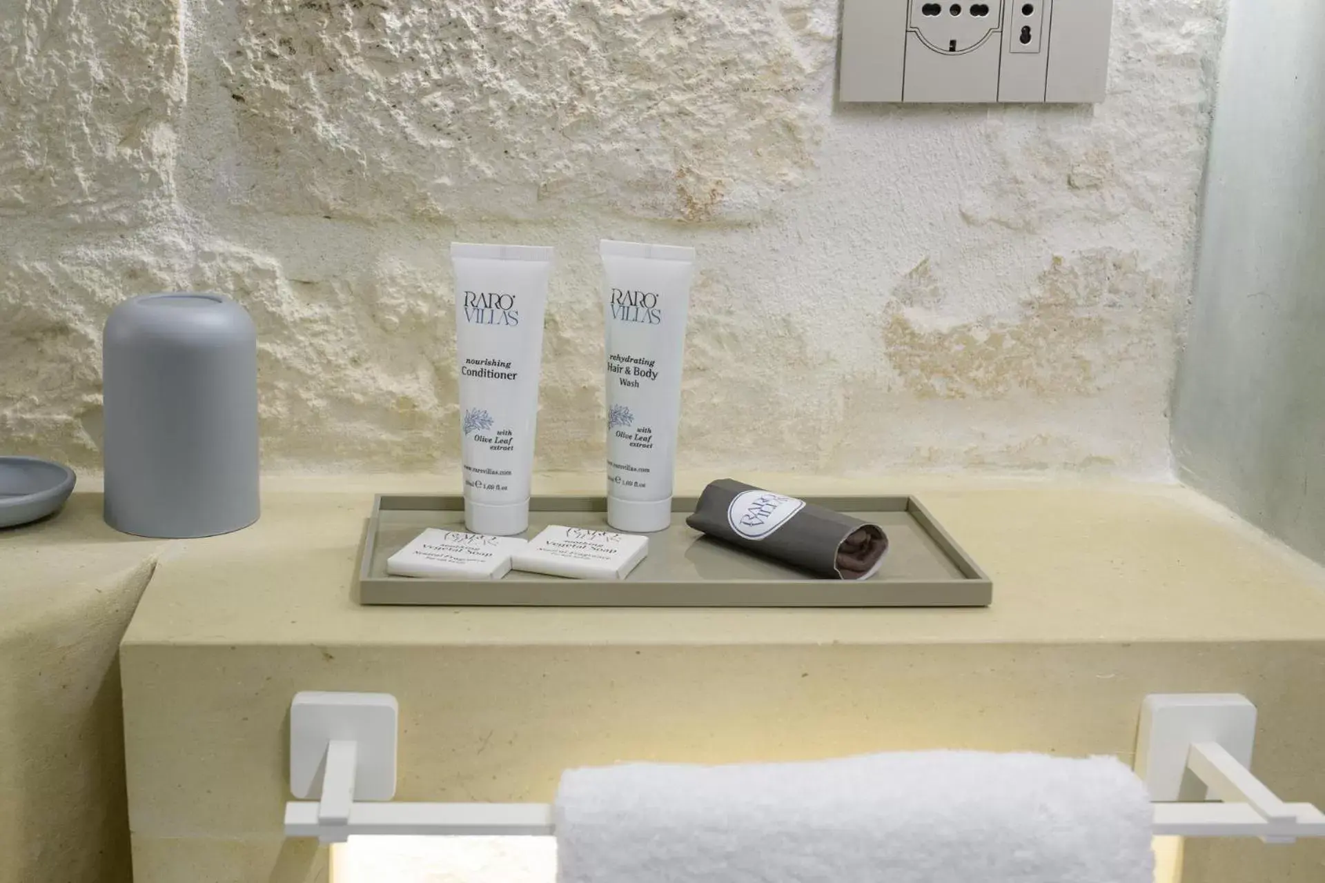 towels in Vico Bianco Raro Villas Smart Rooms Collection