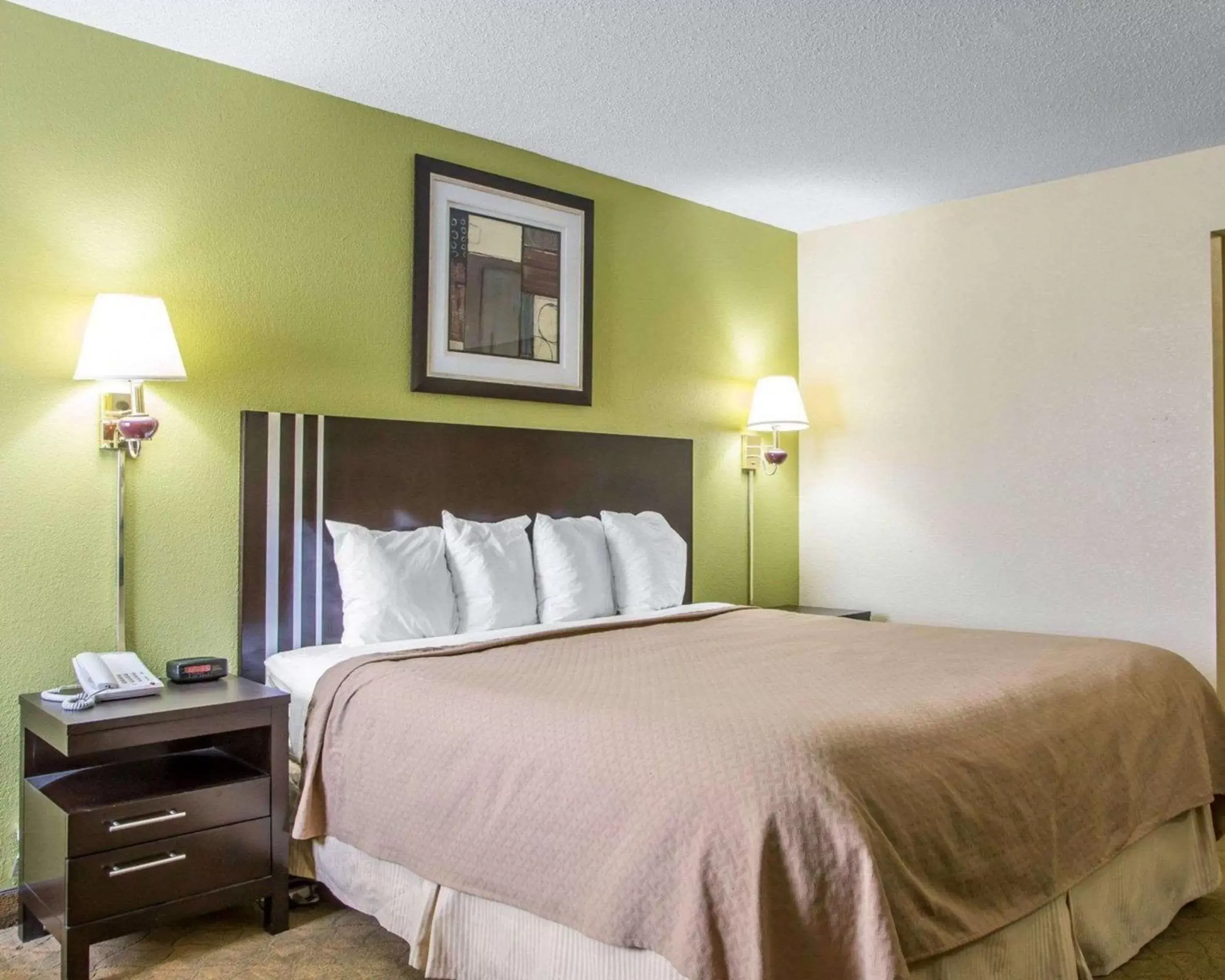 Bedroom, Bed in Quality Inn Merrillville