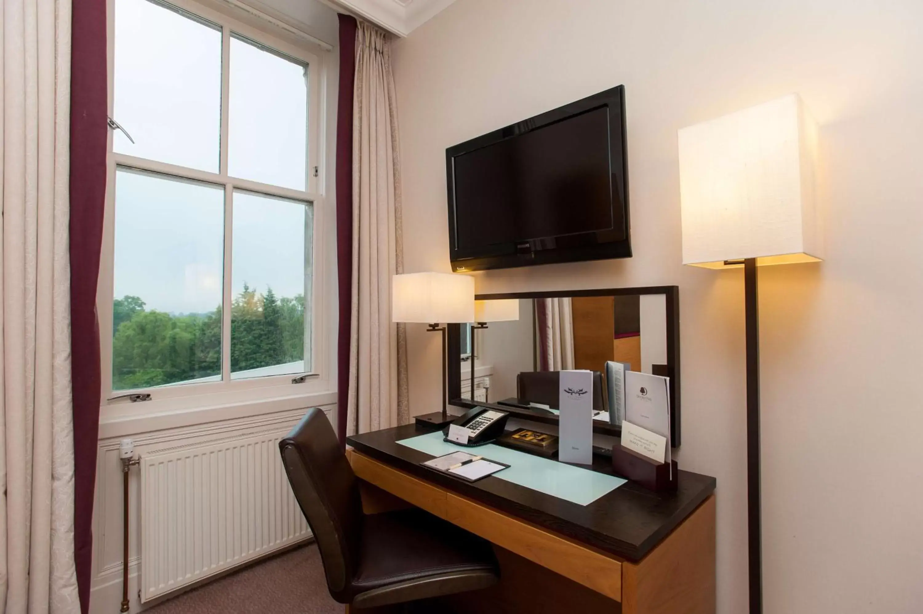 Bedroom, TV/Entertainment Center in DoubleTree by Hilton Dunblane Hydro Hotel