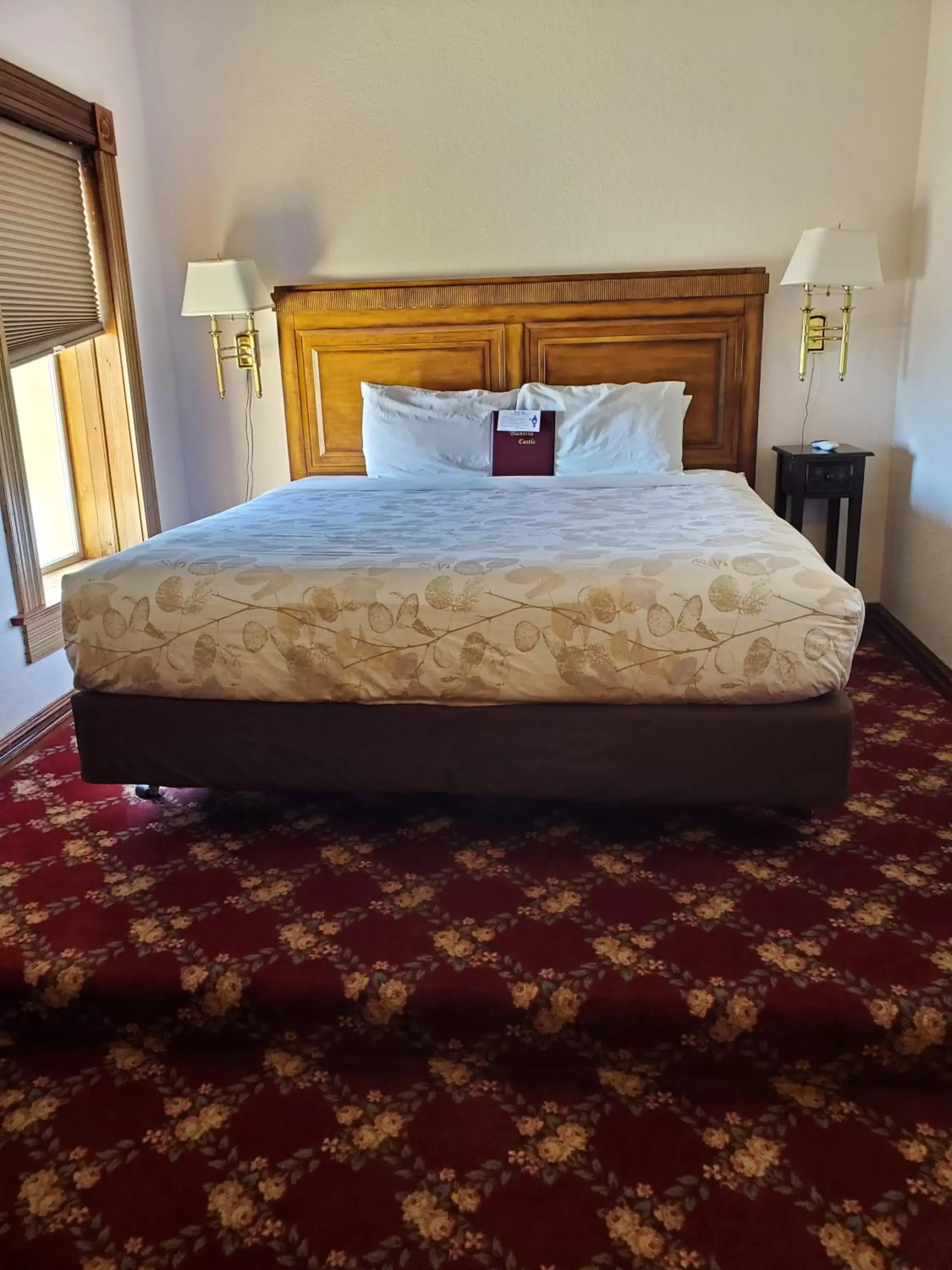 Photo of the whole room, Bed in Manresa Castle