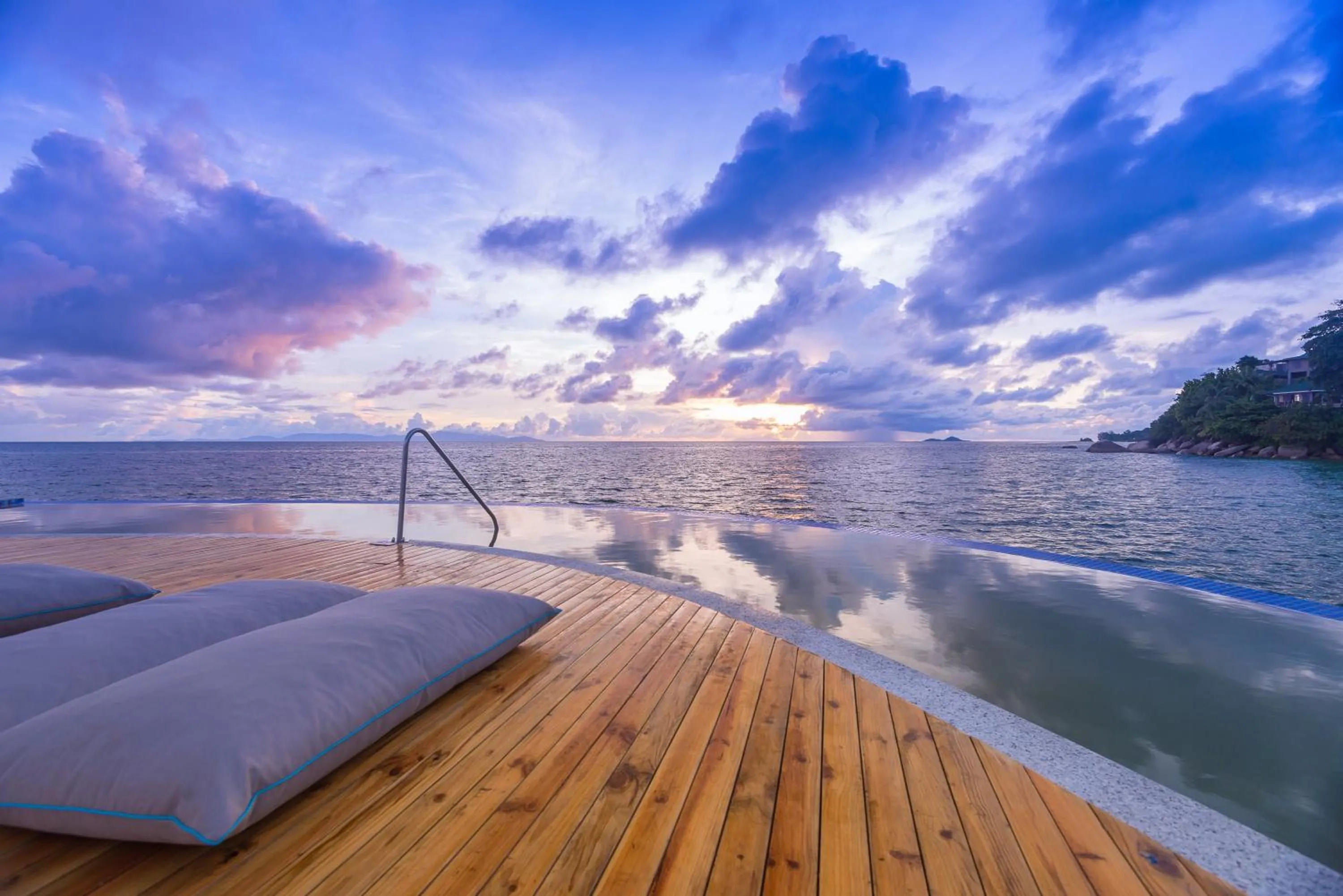 Swimming pool in Coco de Mer Hotel and Black Parrot Suites
