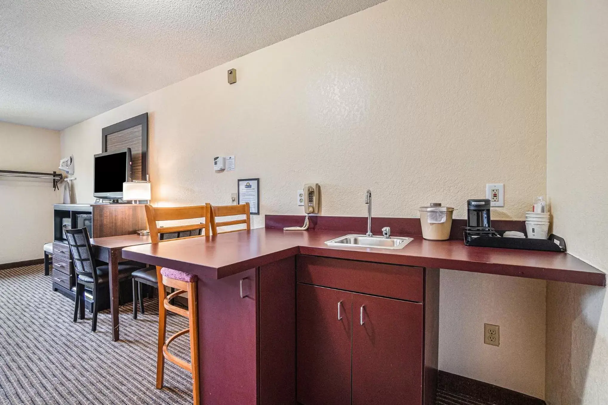 Coffee/tea facilities in Days Inn & Suites by Wyndham Traverse City