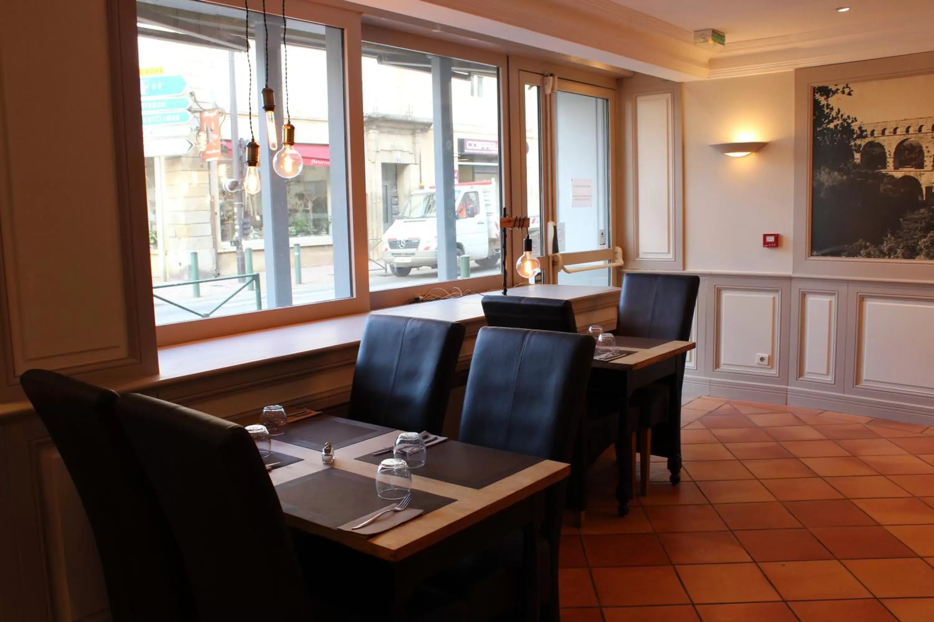 Restaurant/Places to Eat in Les Glycines