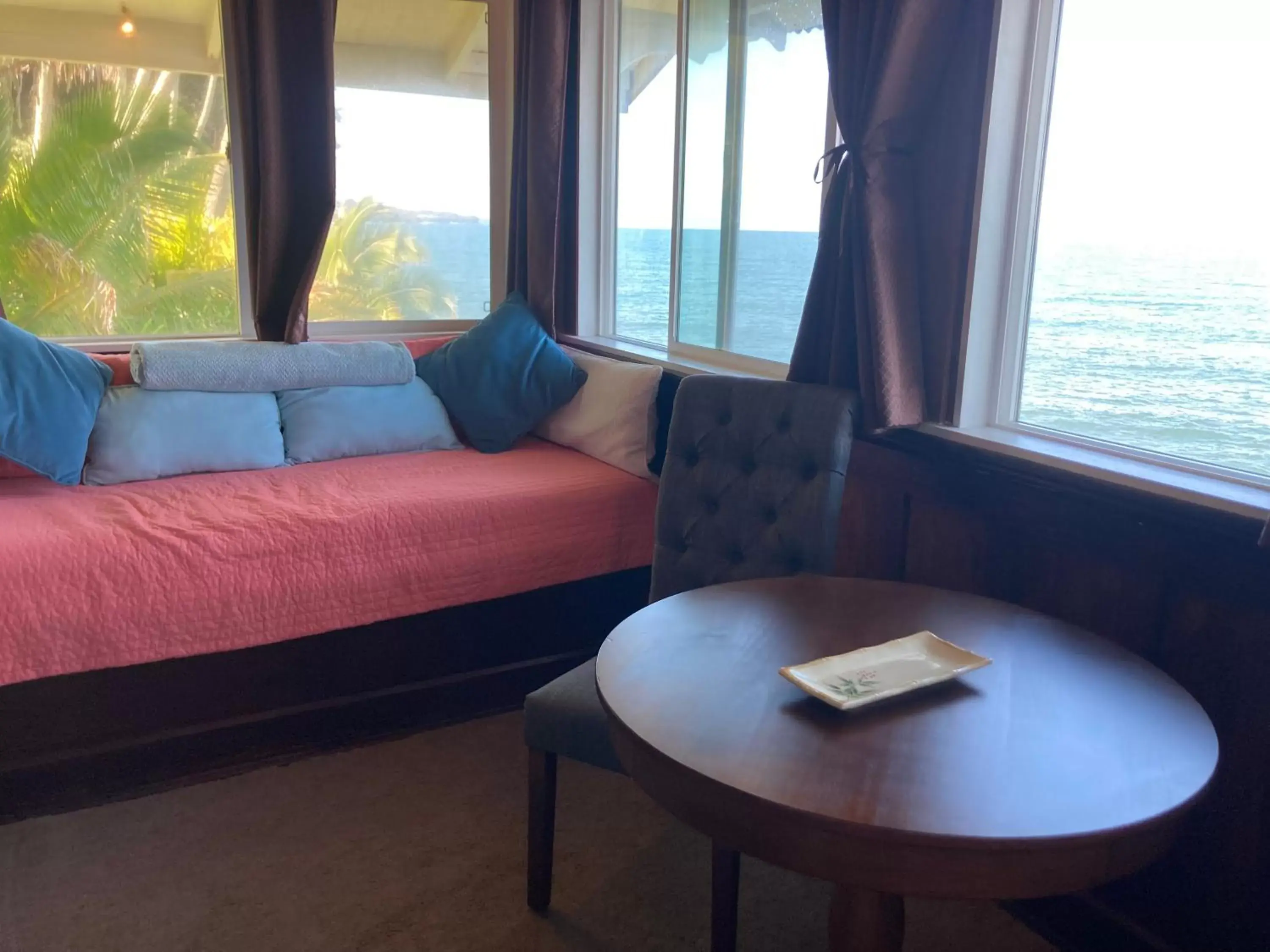 Bedroom, Seating Area in Hilo Bay Oceanfront Bed and Breakfast