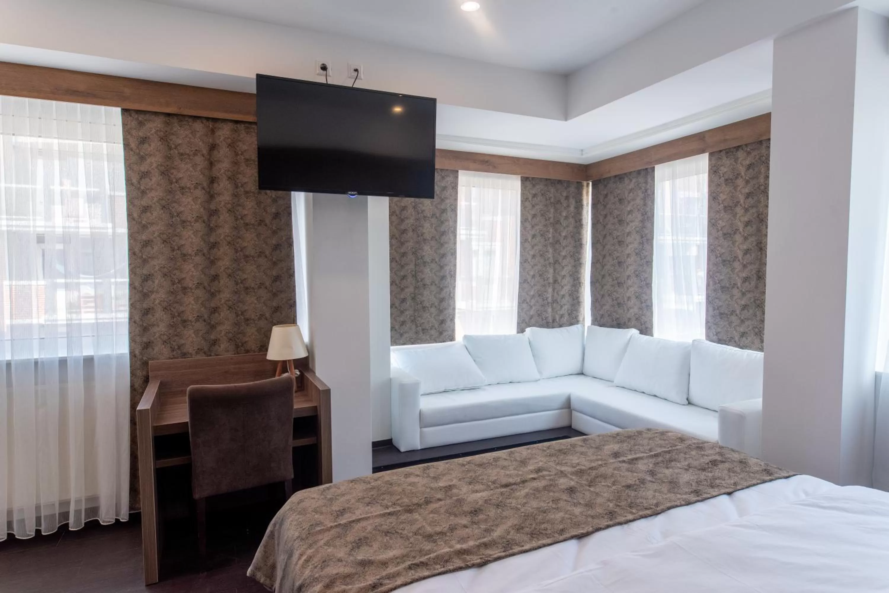 Communal lounge/ TV room, Bed in Hotel Cataleya