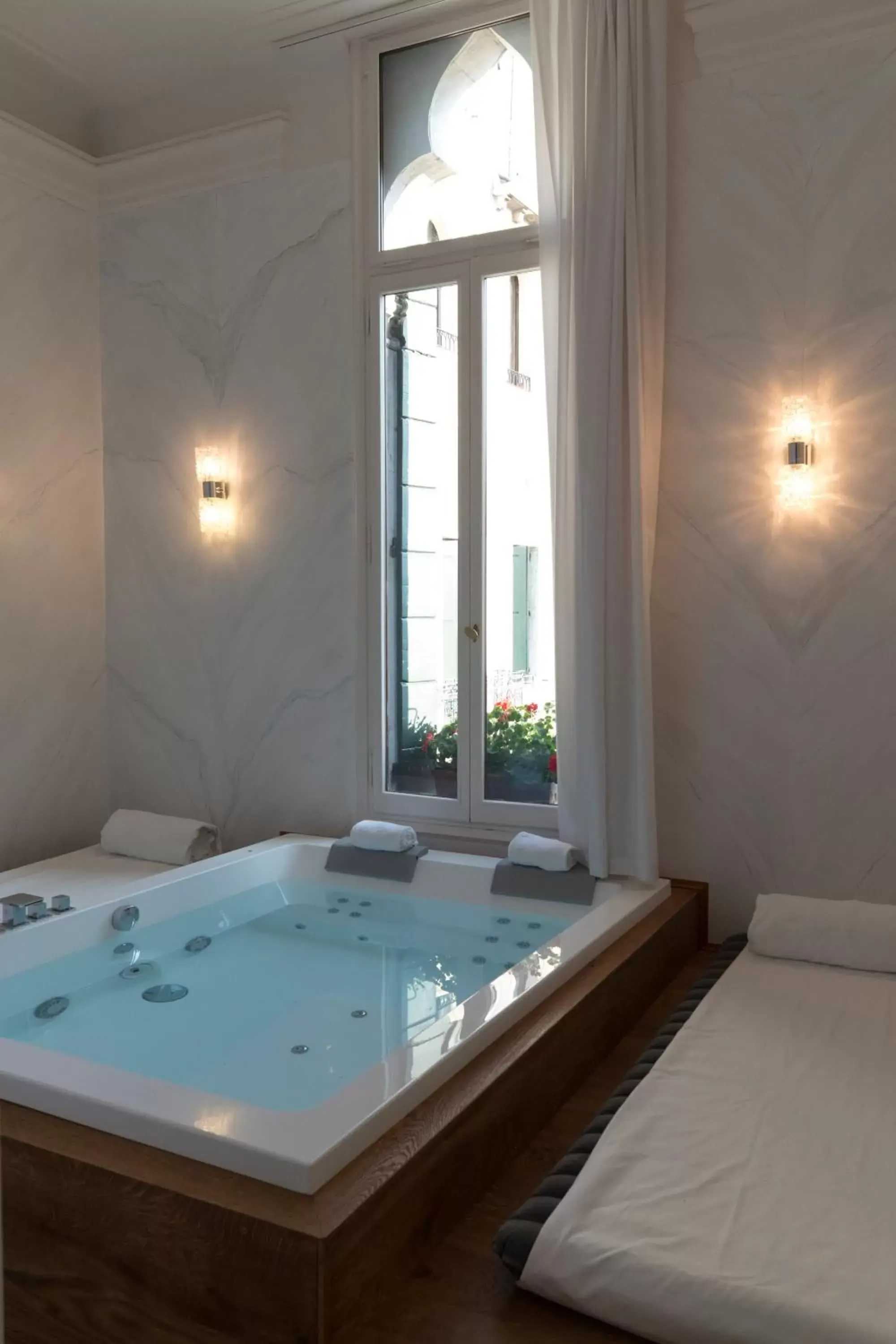 Hot Tub in Palazzo Paruta & Wellness Suites