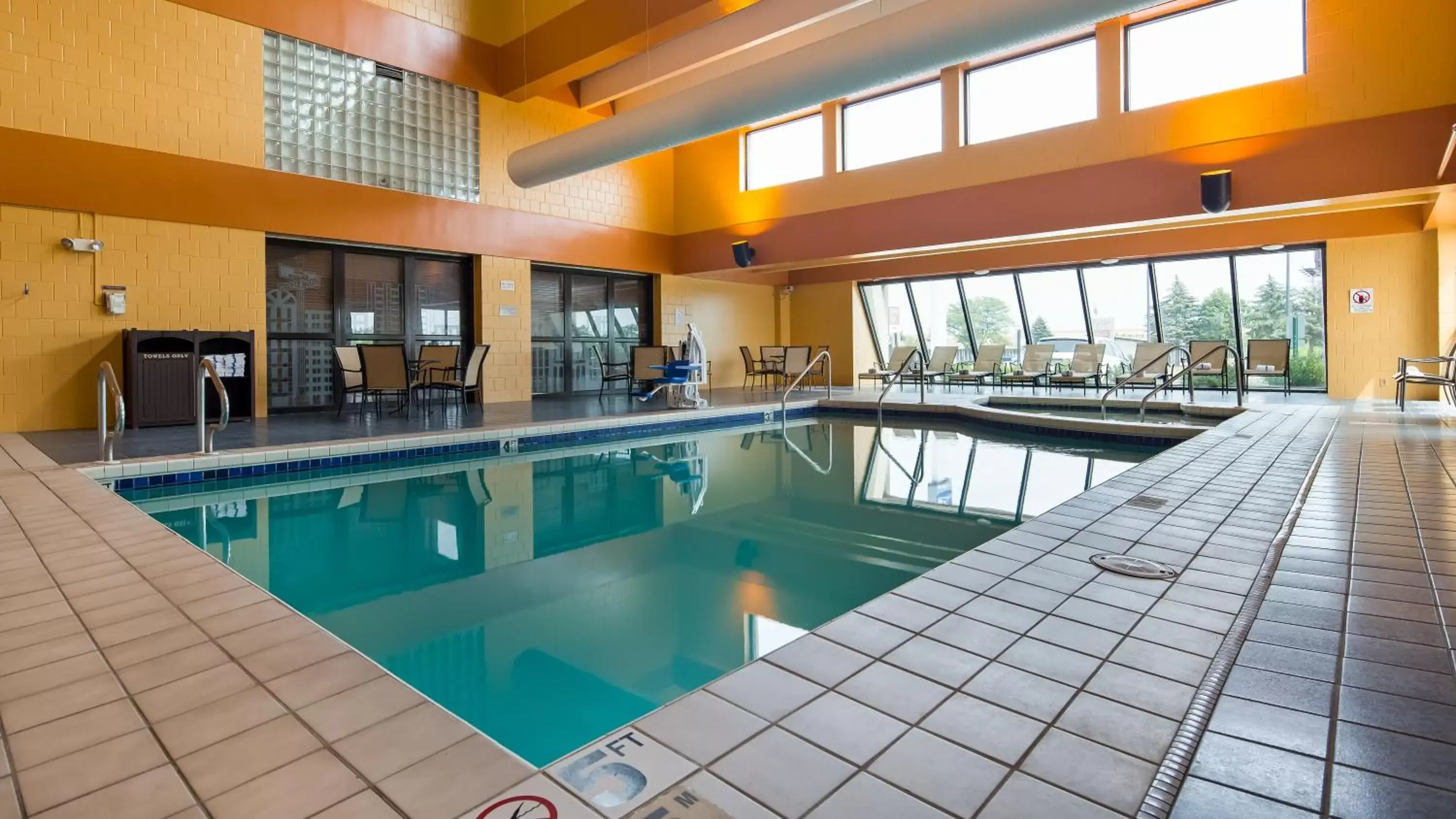 Swimming pool in Best Western Executive Inn Kenosha - Pleasant Prairie