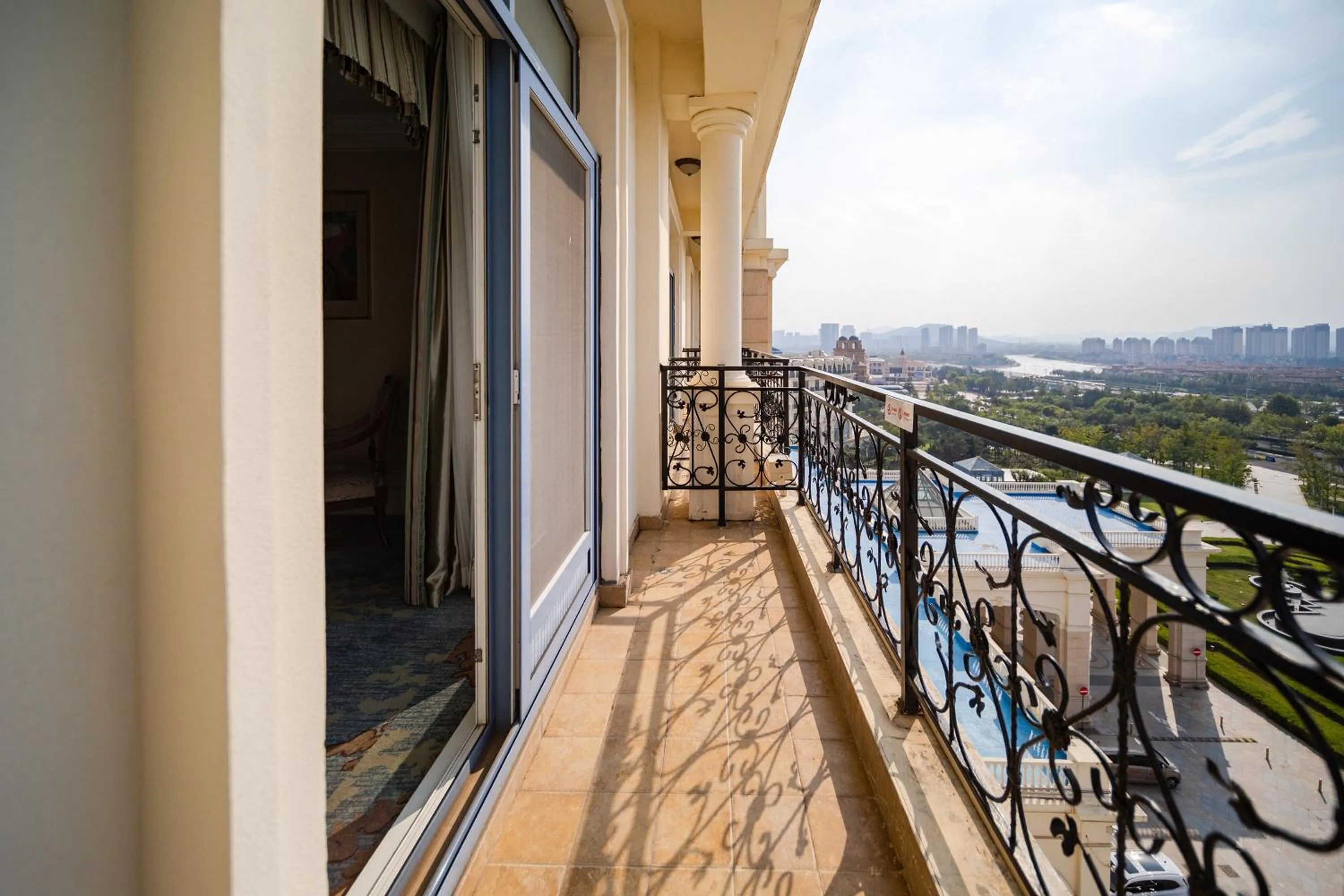 Photo of the whole room in Crowne Plaza Ocean Spring Resort by IHG