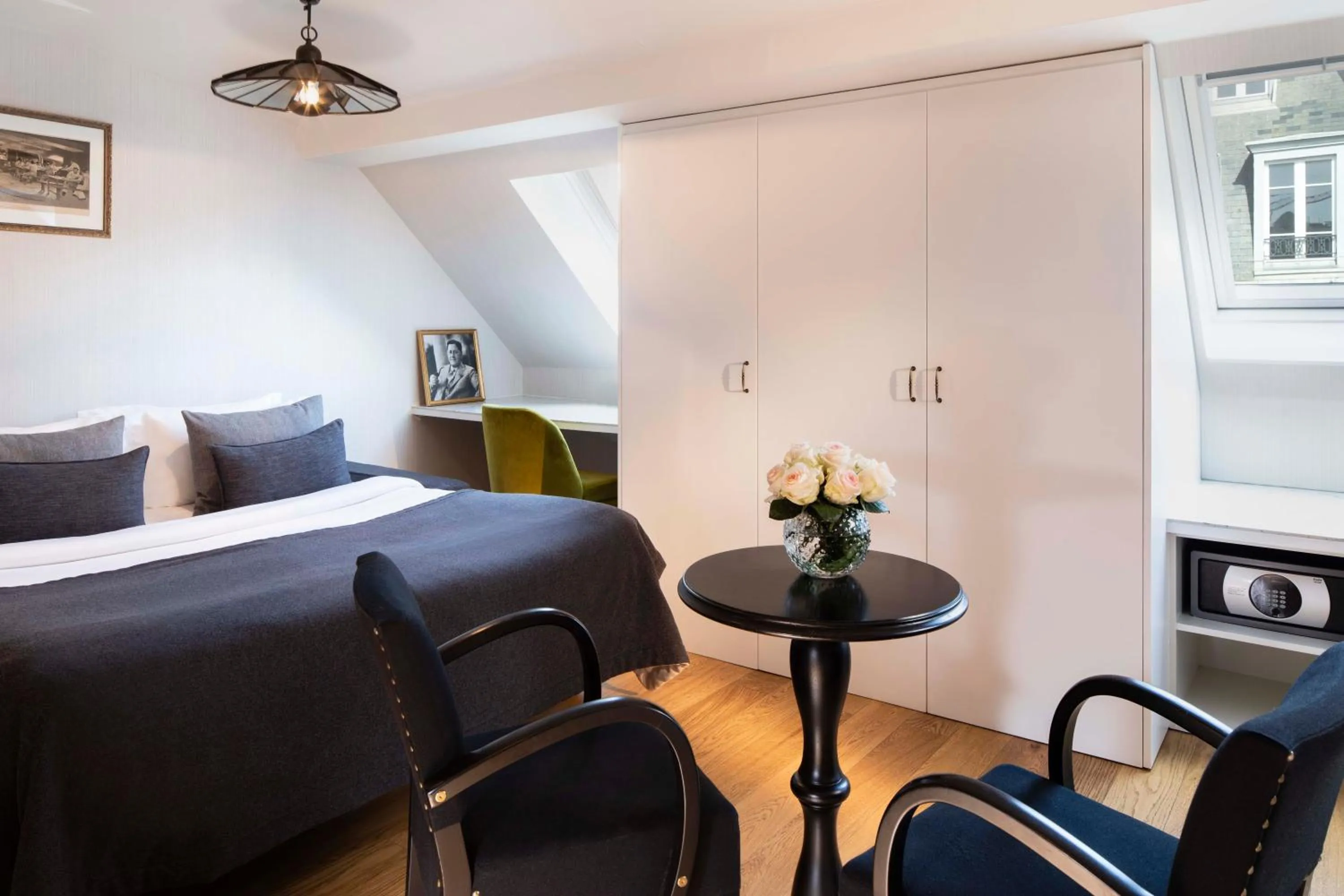 Photo of the whole room, Bed in Hotel Monsieur & Spa