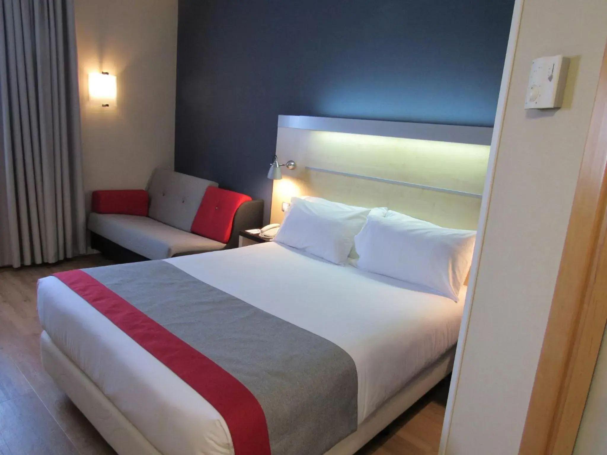 Photo of the whole room, Bed in Hotel Holiday Inn Express Madrid-Rivas