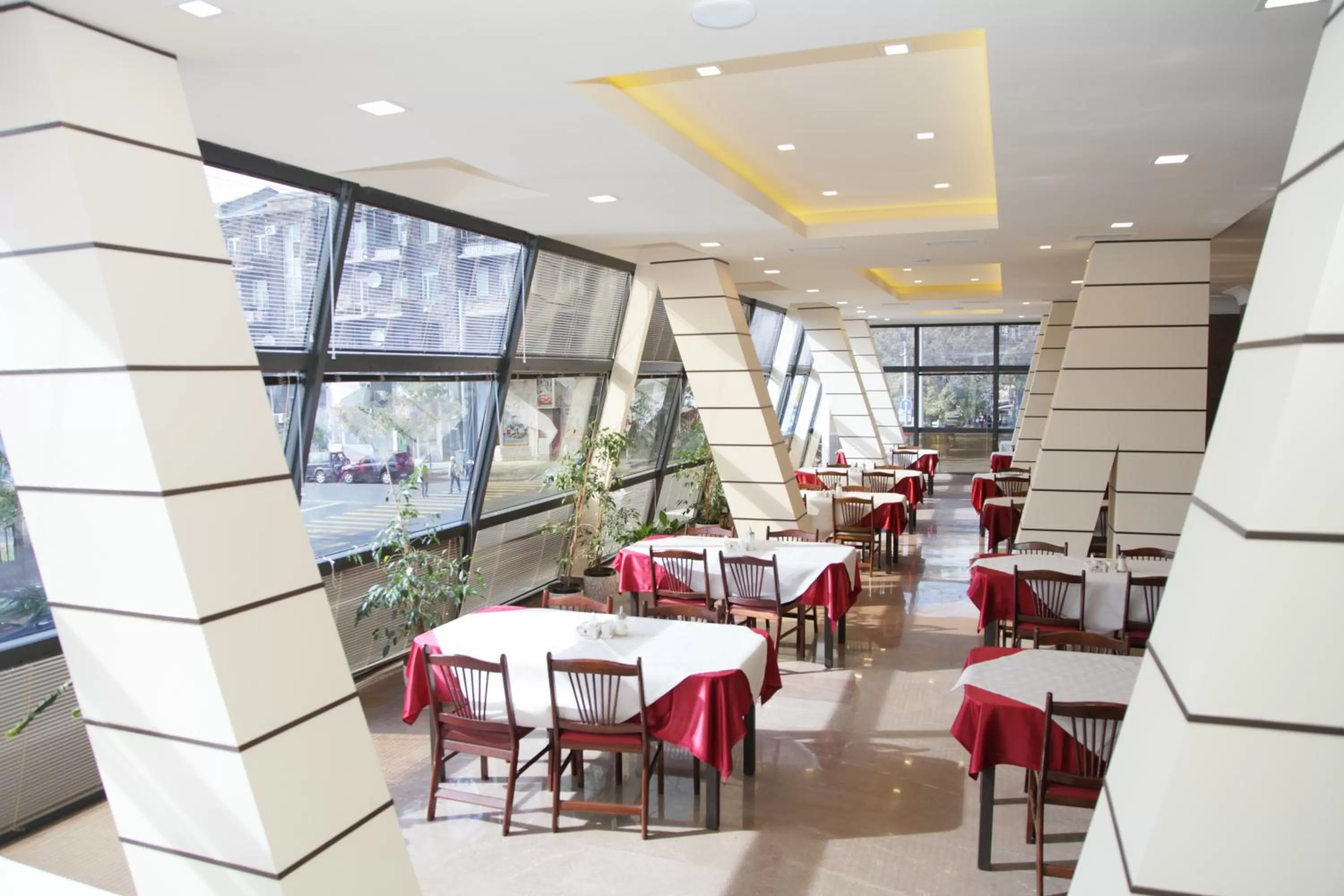 Restaurant/places to eat in Shirak Hotel