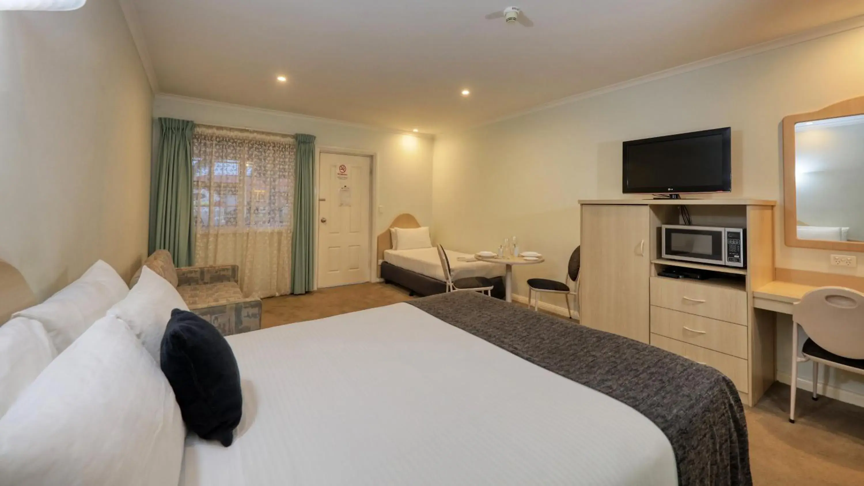 TV and multimedia, Bed in Charles Rasp Motor Inn & Cottages TV and multimedia, Bed in Charles Rasp Motor Inn & Cottages
